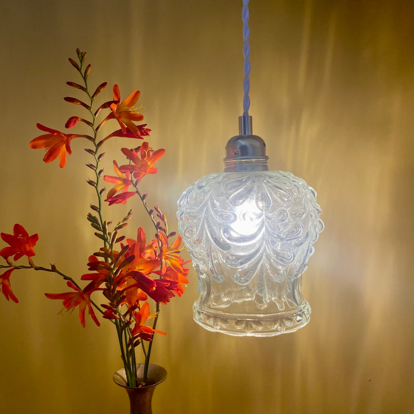 Suspension globe vintage en verre moulé