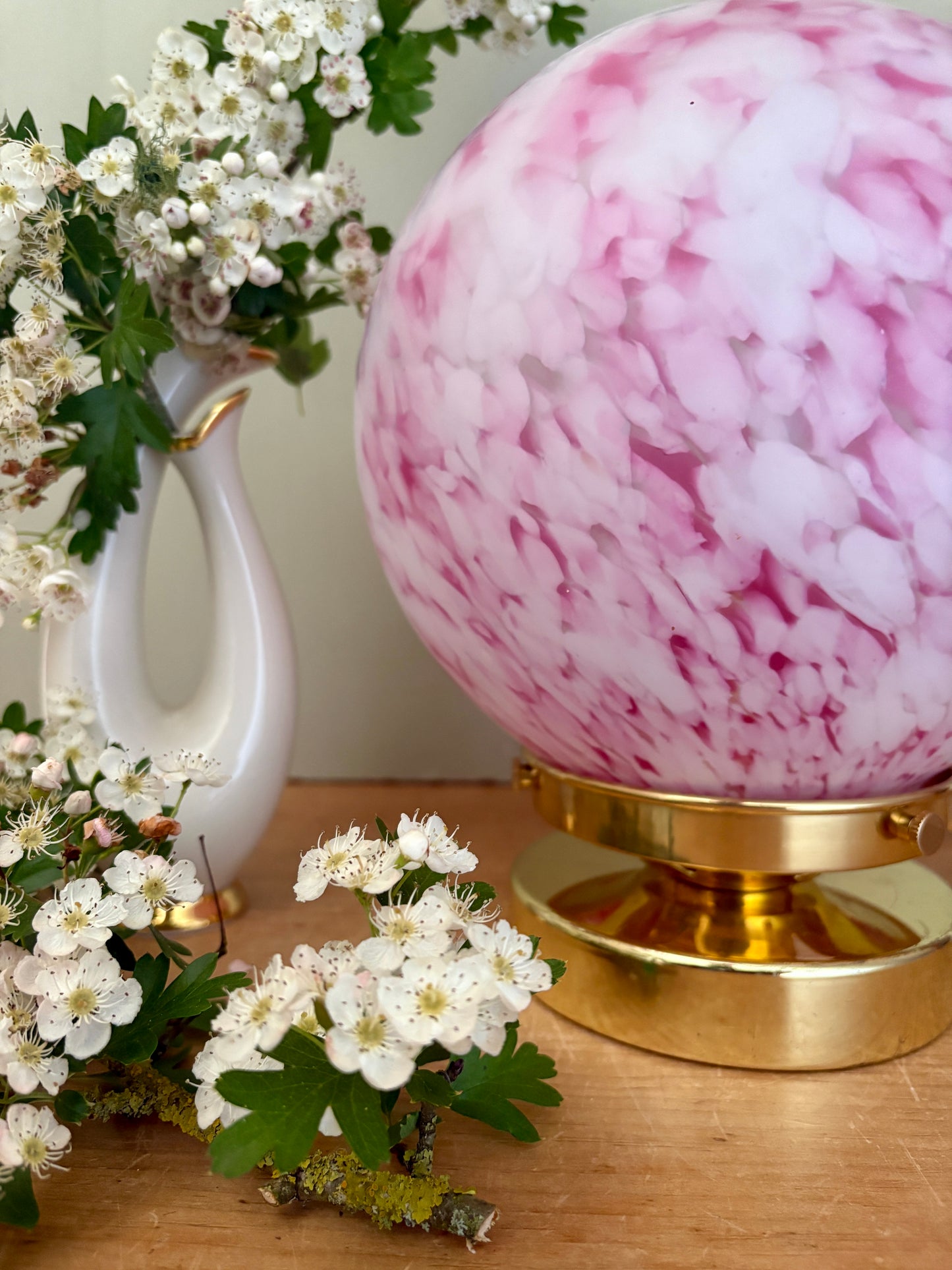 Lampe à poser globe vintage en verre rose et blanc
