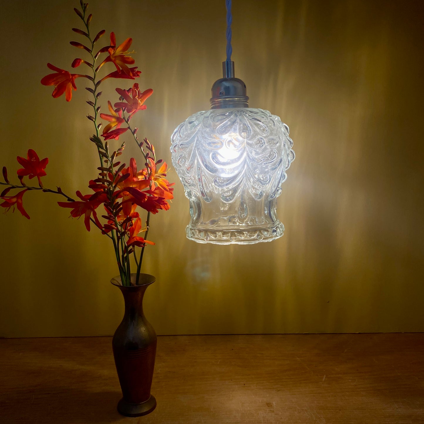 Suspension globe vintage en verre moulé