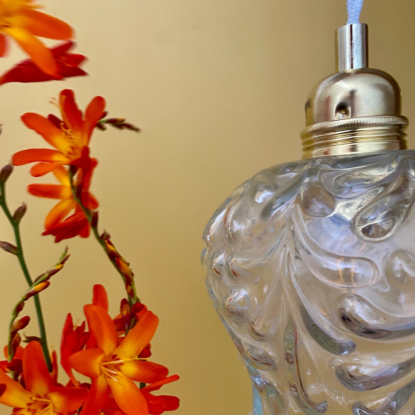 Suspension globe vintage en verre moulé