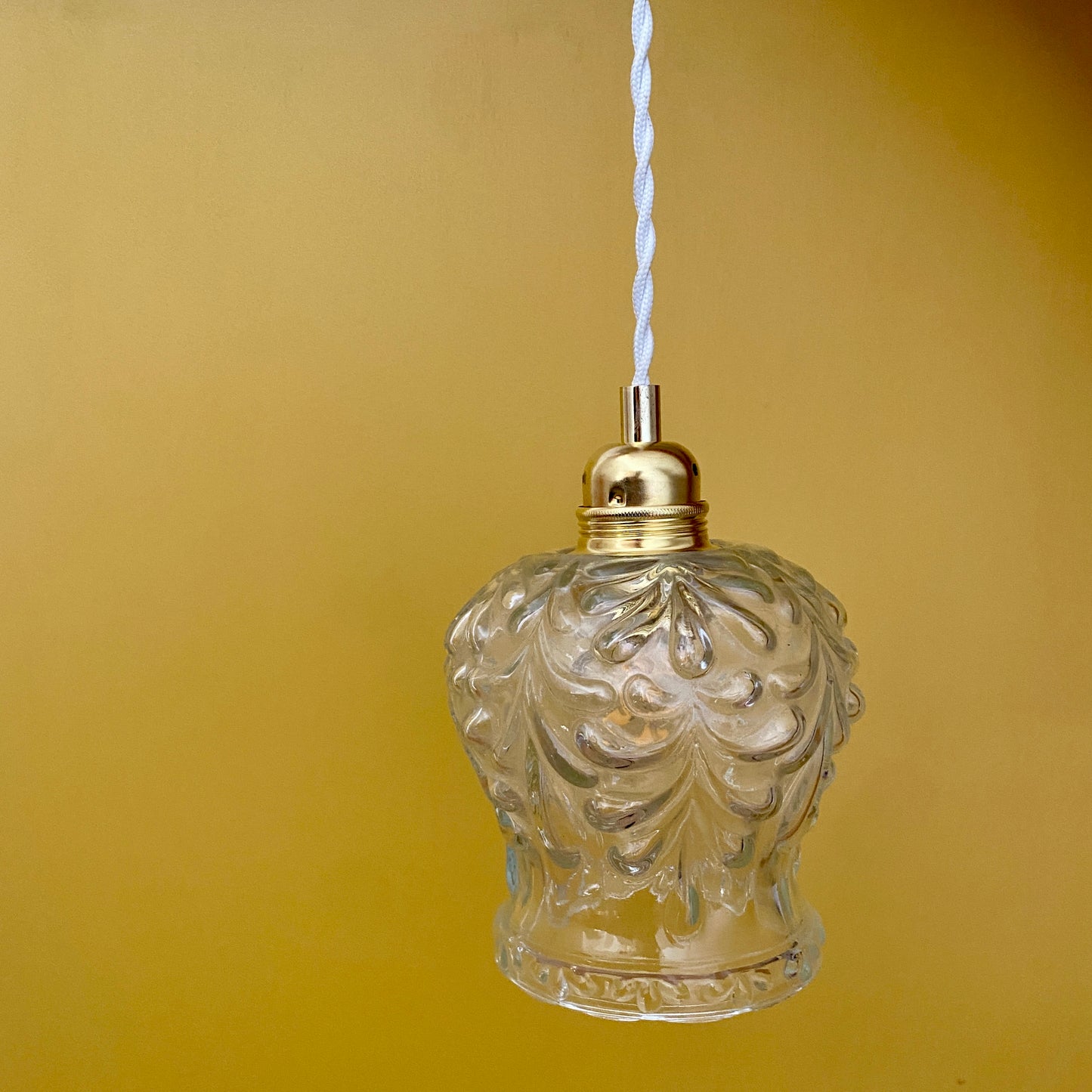 Suspension globe vintage en verre moulé