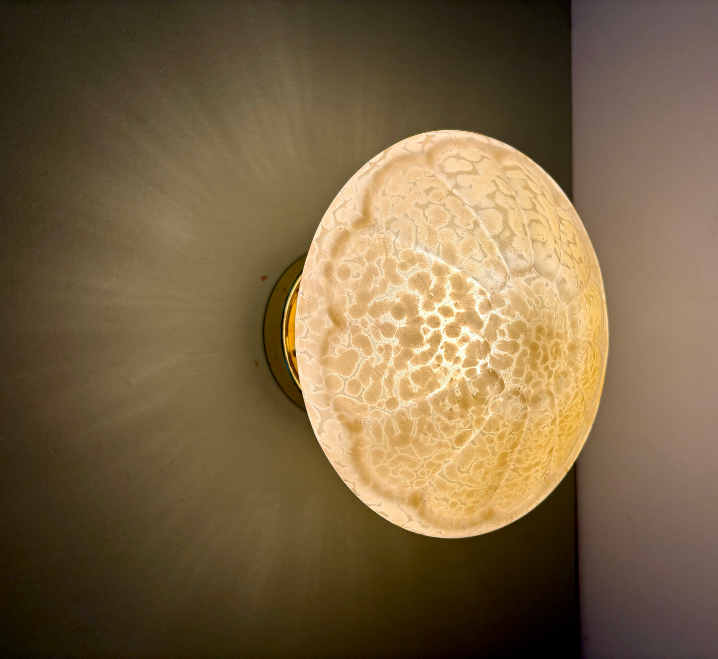 Applique ou plafonnier globe vintage art déco en verre de Clichy jaune