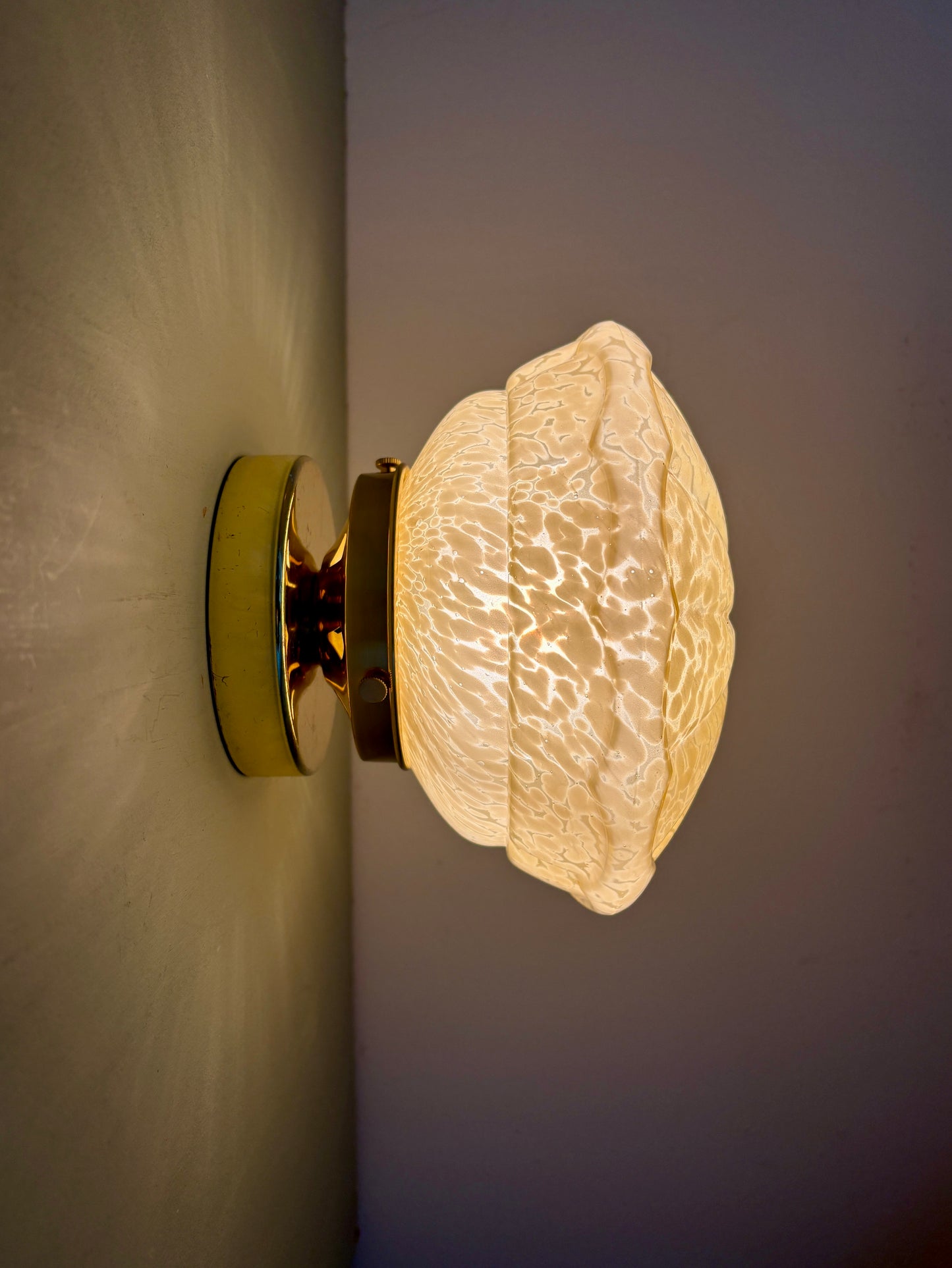 Applique ou plafonnier globe vintage art déco en verre de Clichy jaune