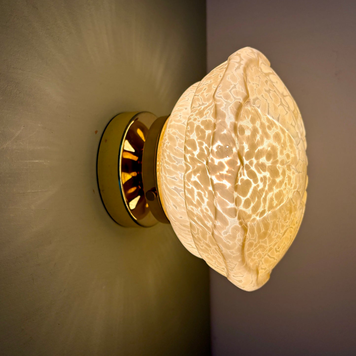 Applique ou plafonnier globe vintage art déco en verre de Clichy jaune