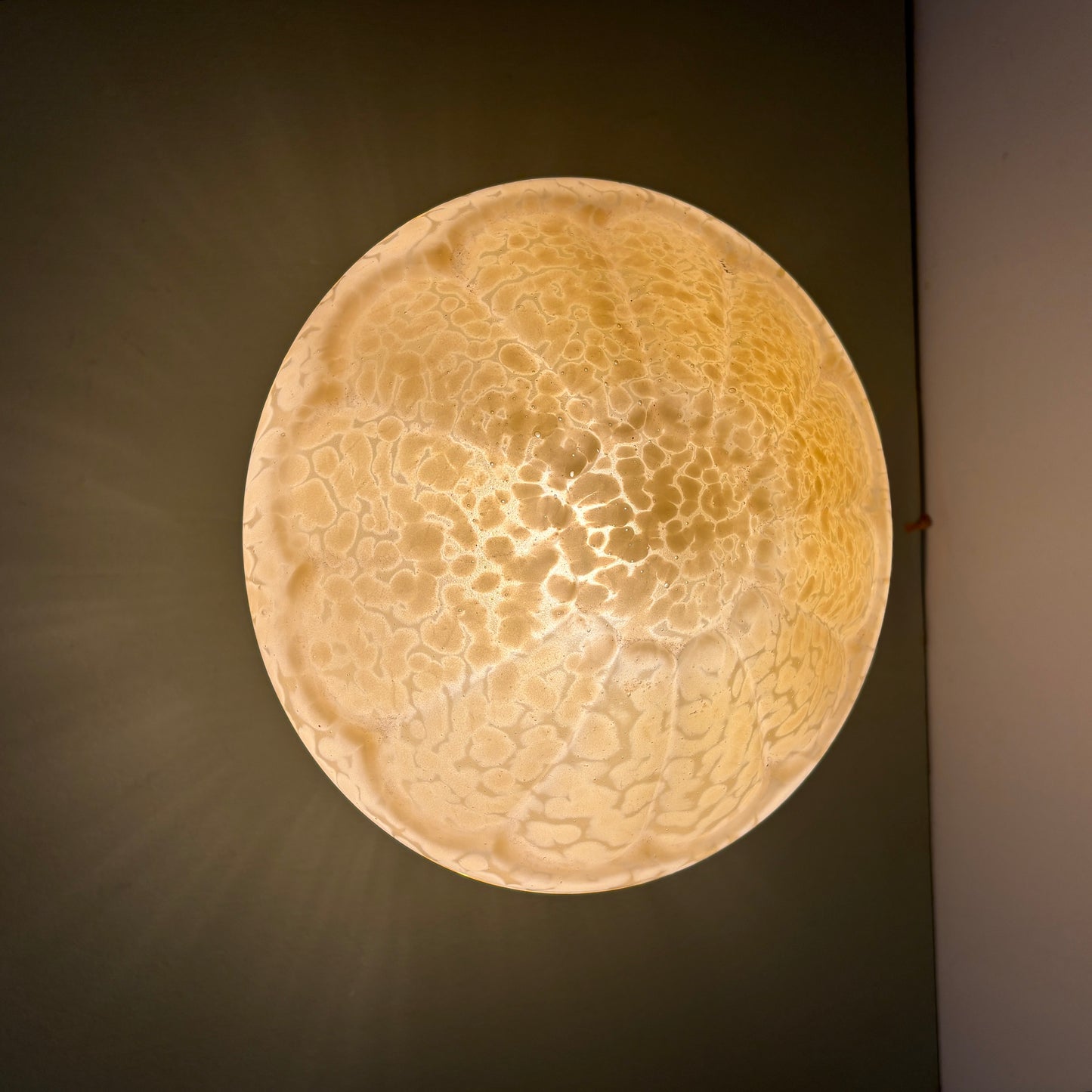 Applique ou plafonnier globe vintage art déco en verre de Clichy jaune