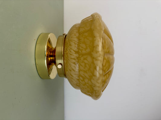 Applique ou plafonnier globe vintage art déco en verre de Clichy jaune