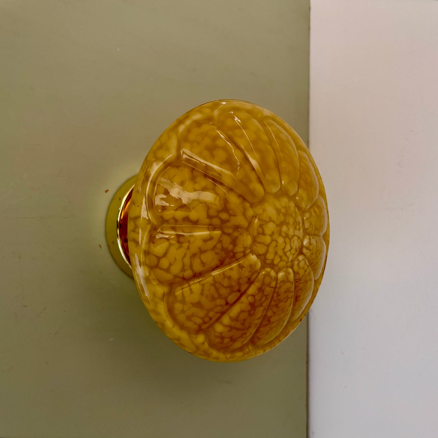 Applique ou plafonnier globe vintage art déco en verre de Clichy jaune