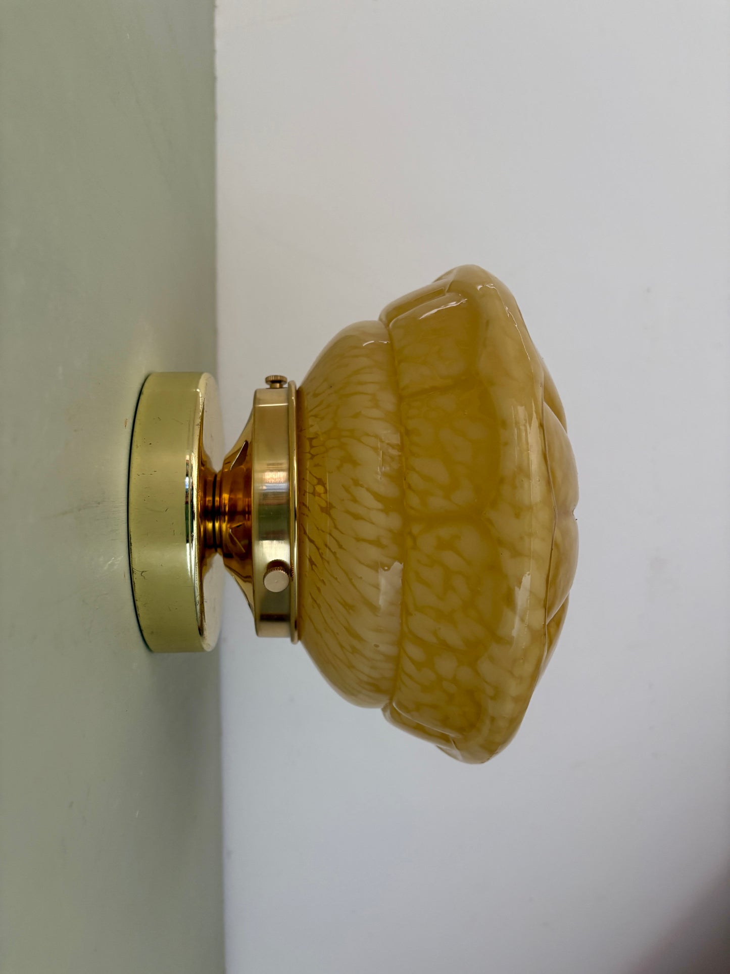 Applique ou plafonnier globe vintage art déco en verre de Clichy jaune