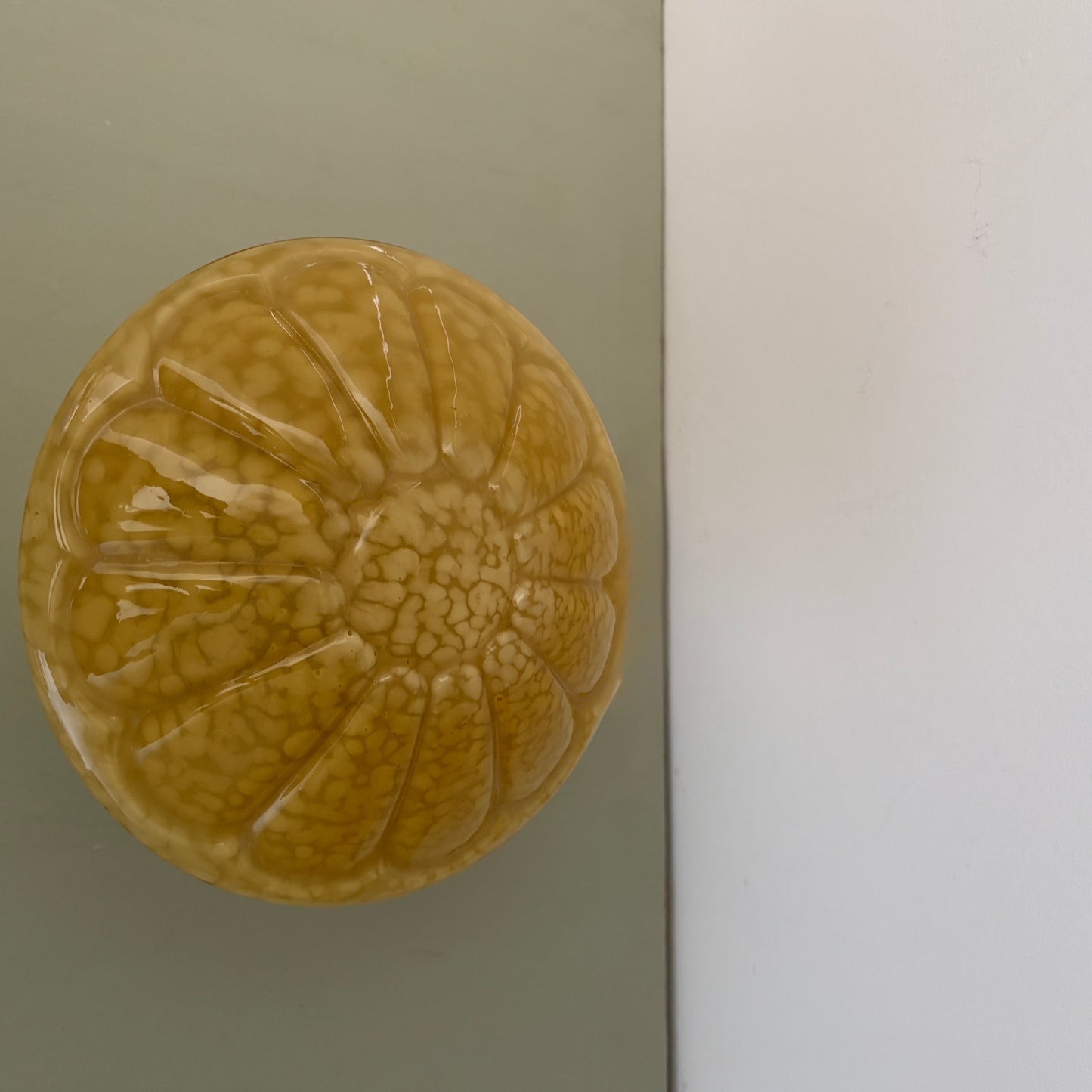 Applique ou plafonnier globe vintage art déco en verre de Clichy jaune