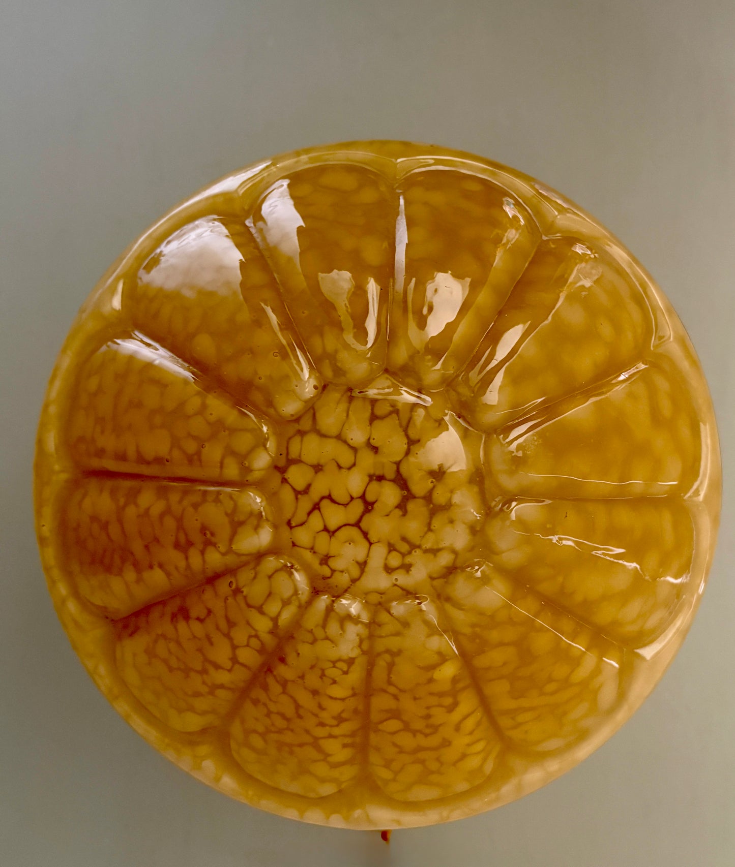 Applique ou plafonnier globe vintage art déco en verre de Clichy jaune