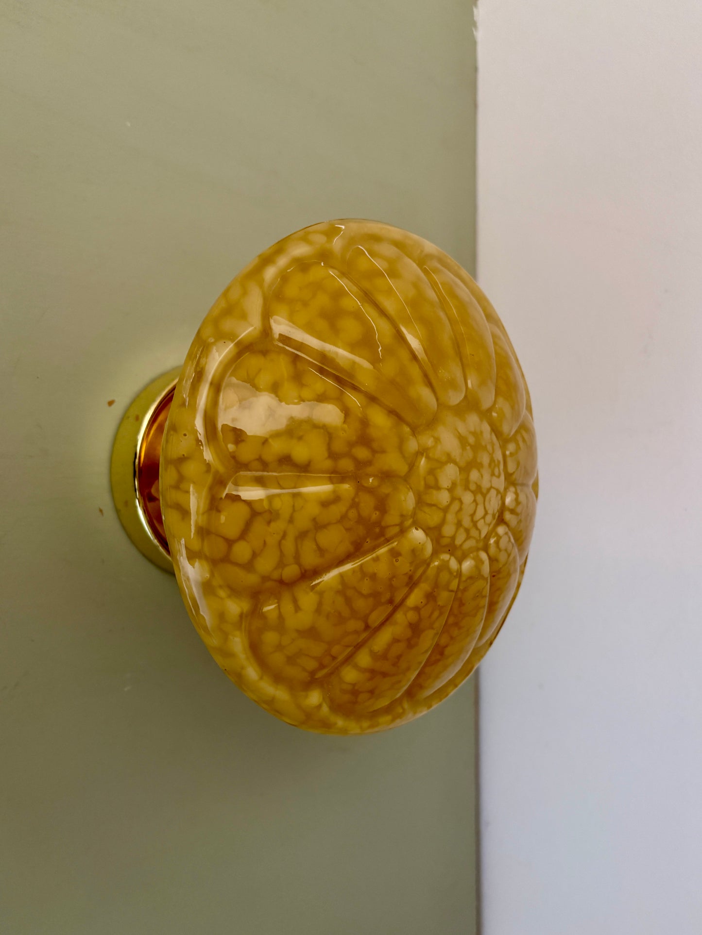 Applique ou plafonnier globe vintage art déco en verre de Clichy jaune