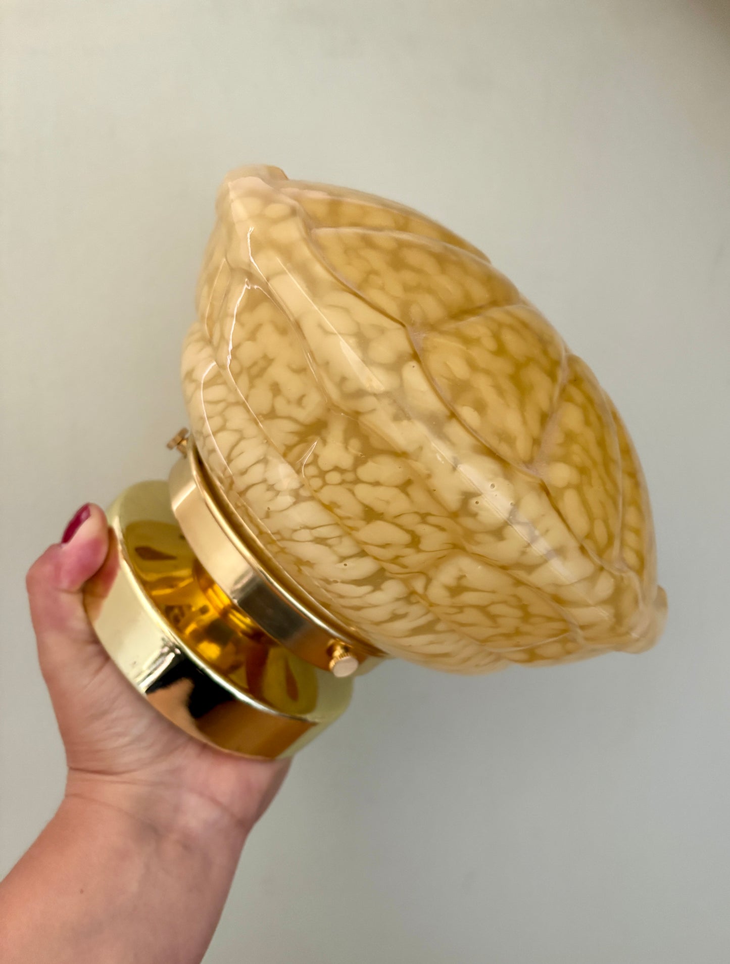 Applique ou plafonnier globe vintage art déco en verre de Clichy jaune