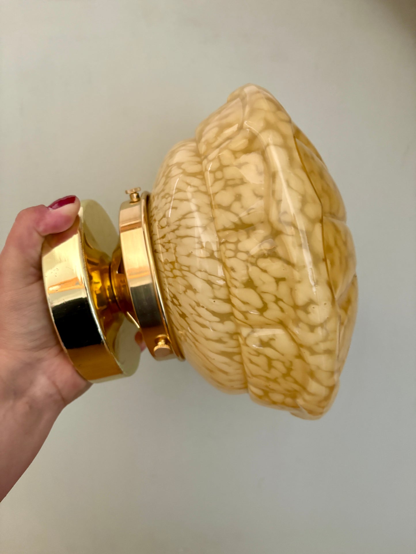 Applique ou plafonnier globe vintage art déco en verre de Clichy jaune