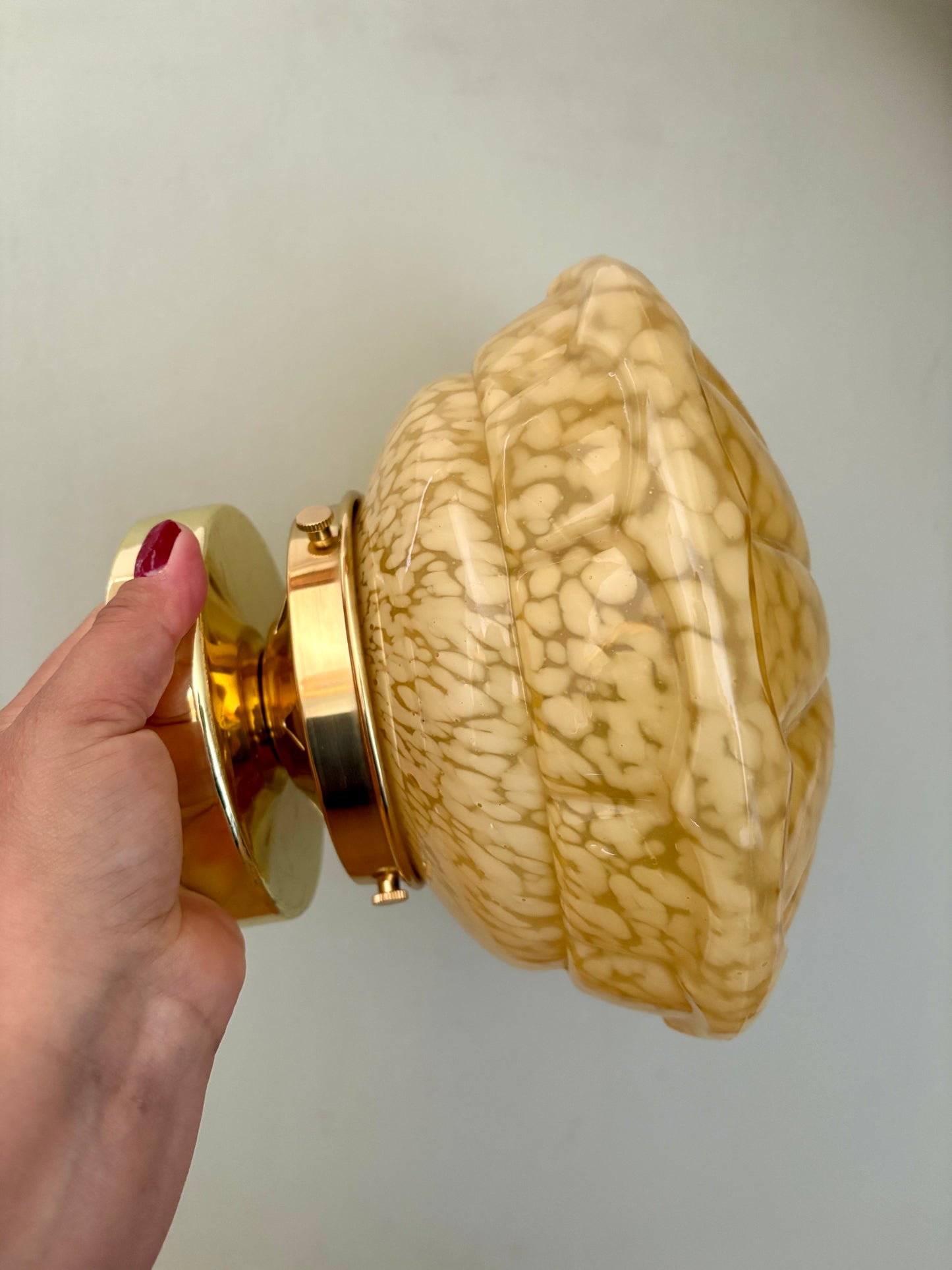 Applique ou plafonnier globe vintage art déco en verre de Clichy jaune