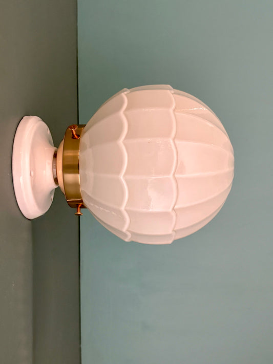 Applique ou plafonnier globe vintage en opaline blanche