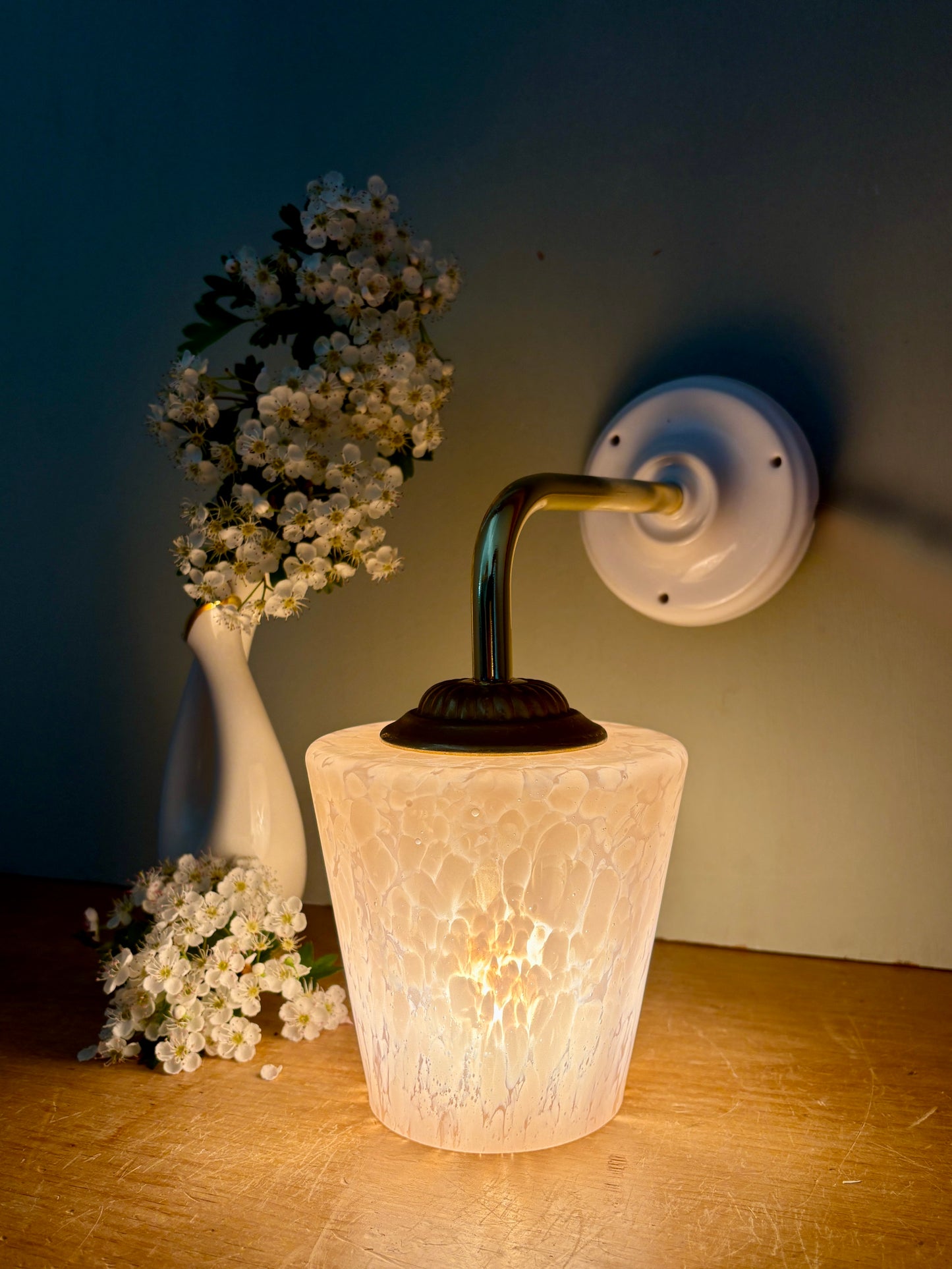 Applique tulipe vintage en verre de Clichy rose