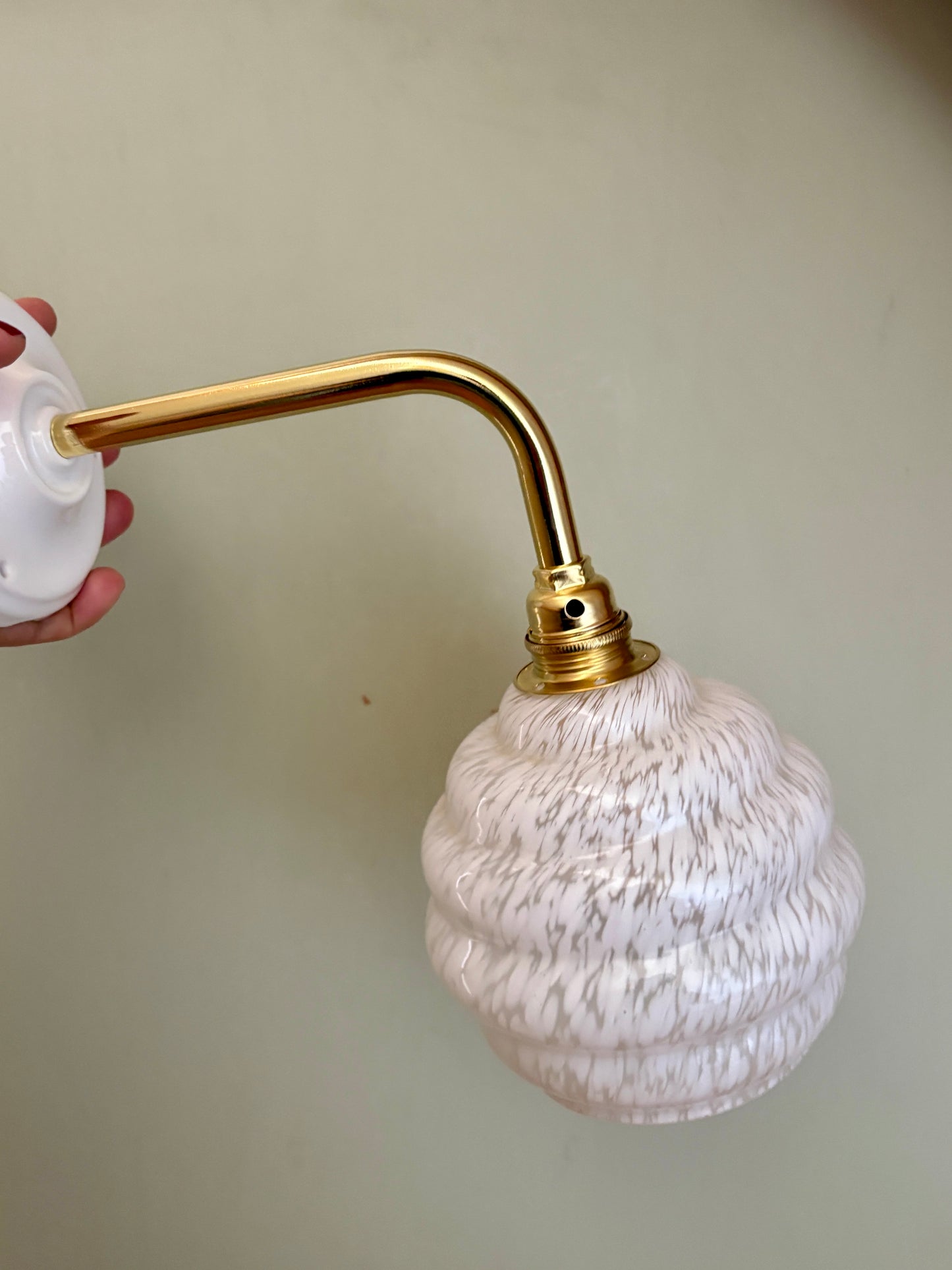 Applique globe  vintage en verre de clichy blanc