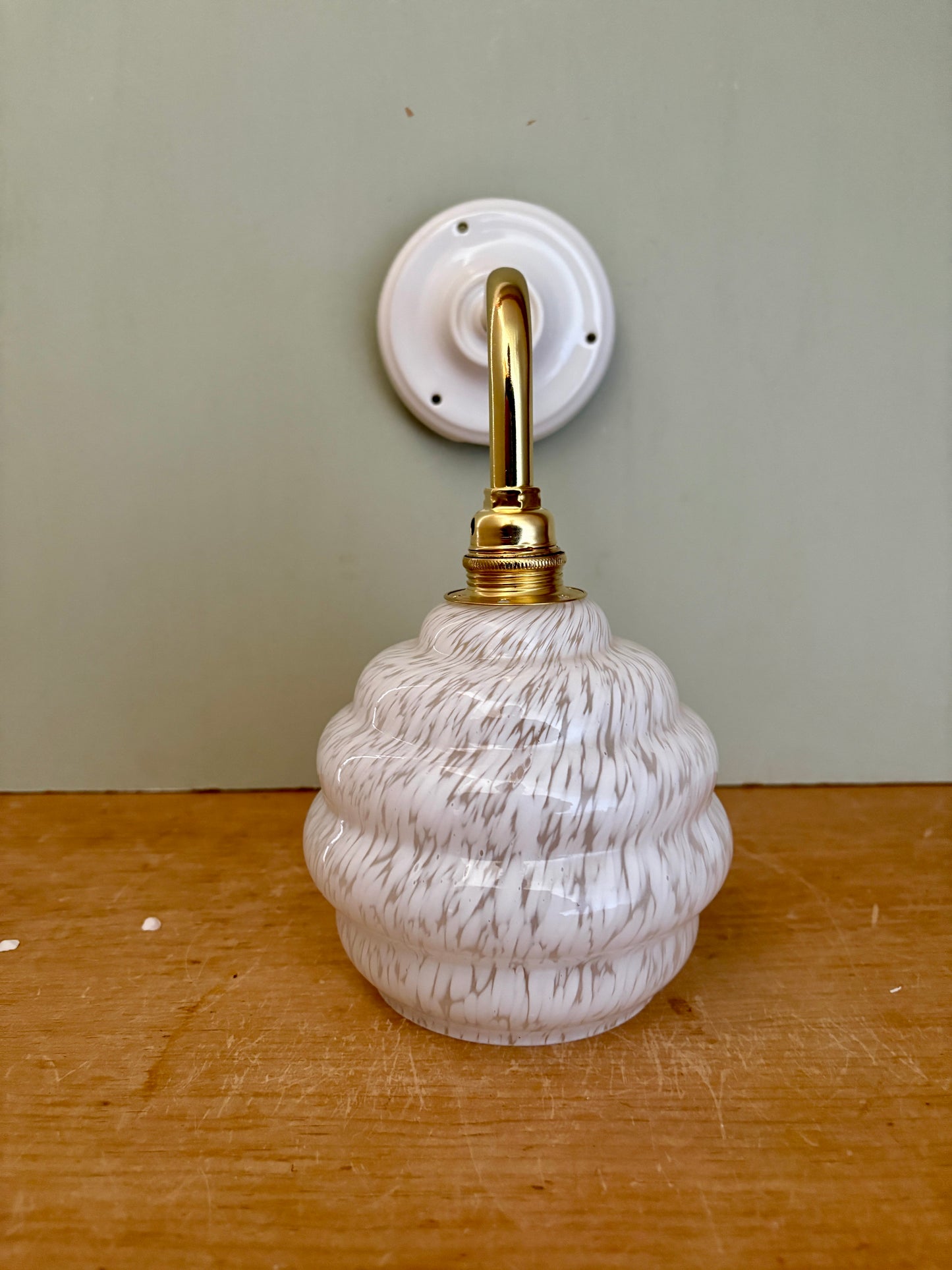 Applique globe  vintage en verre de clichy blanc