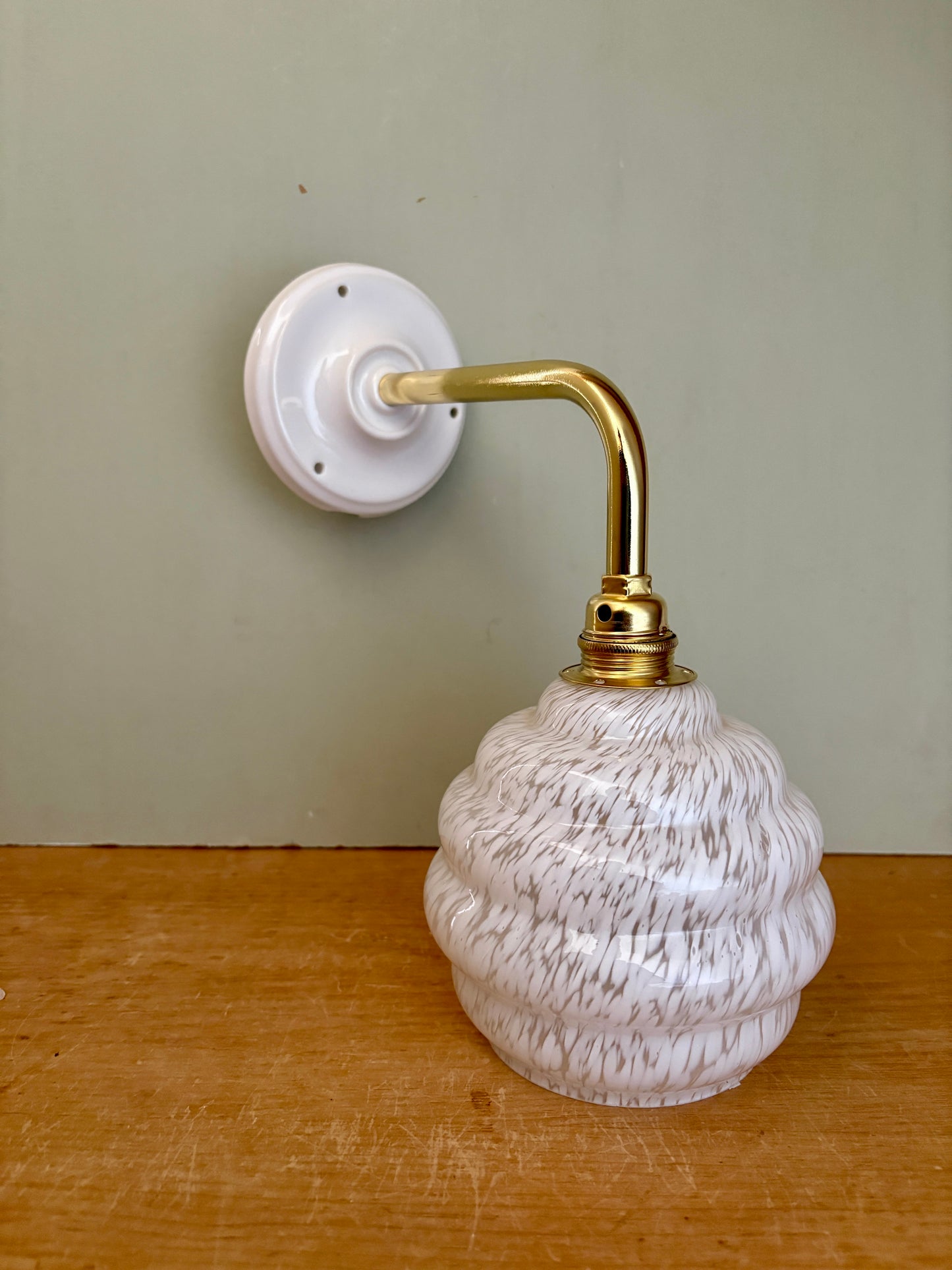 Applique globe  vintage en verre de clichy blanc