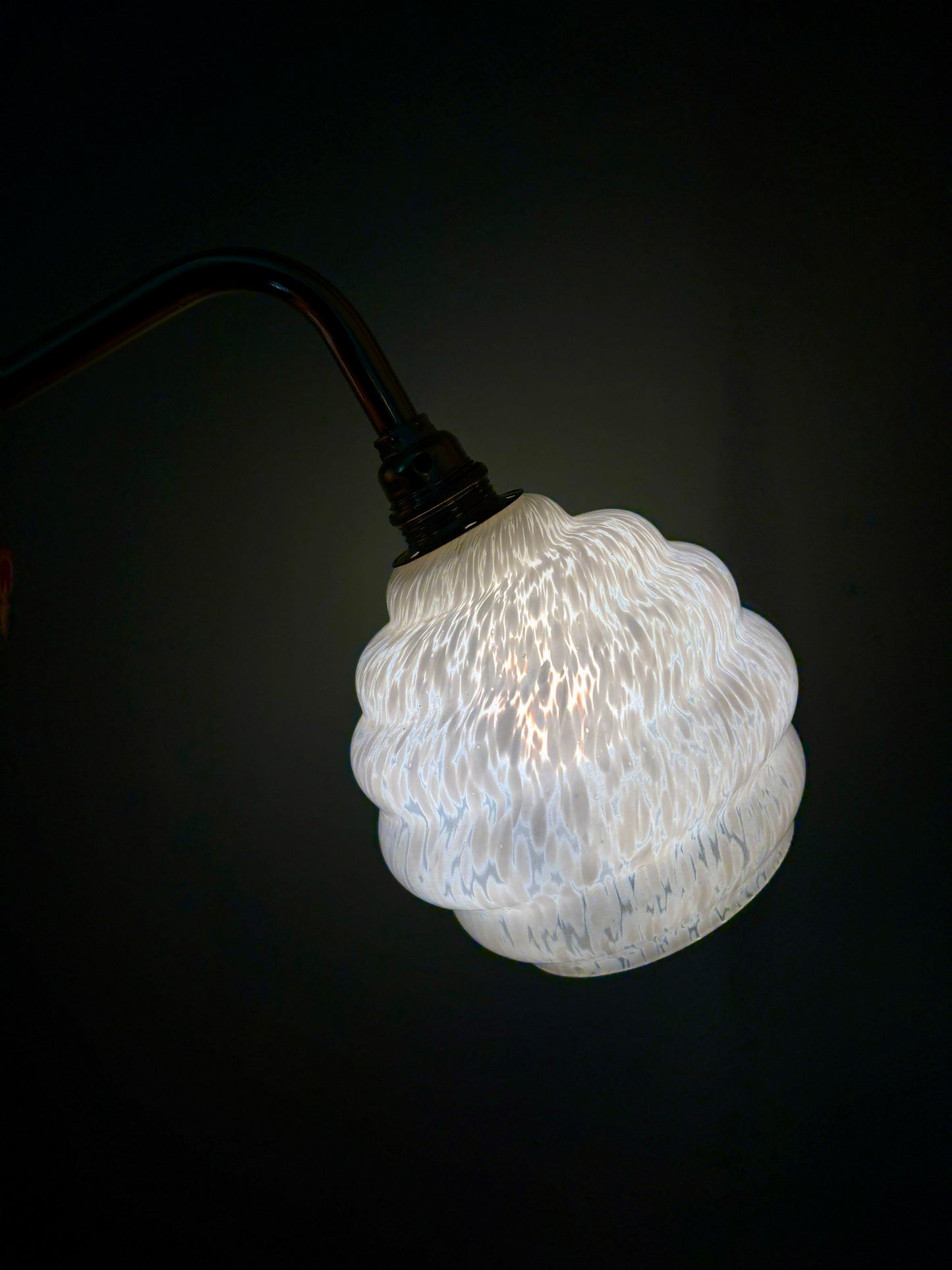 Applique globe  vintage en verre de clichy blanc