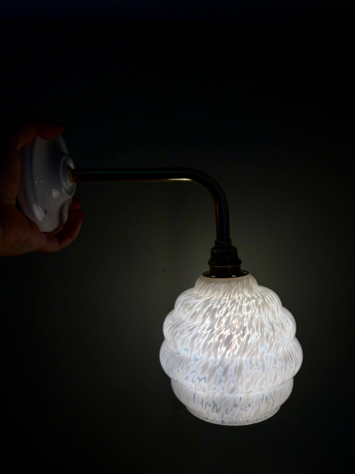 Applique globe  vintage en verre de clichy blanc