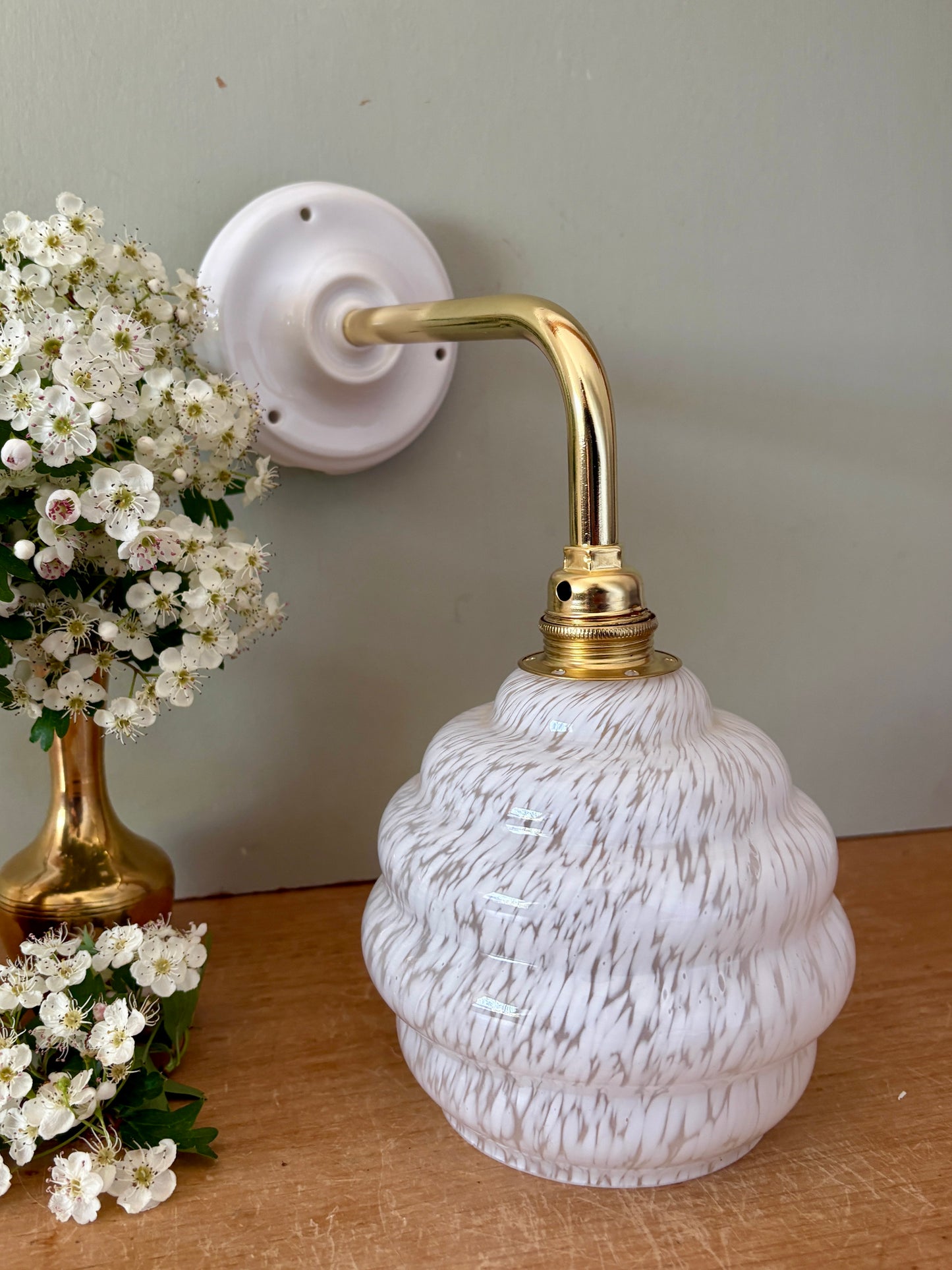 Applique globe  vintage en verre de clichy blanc