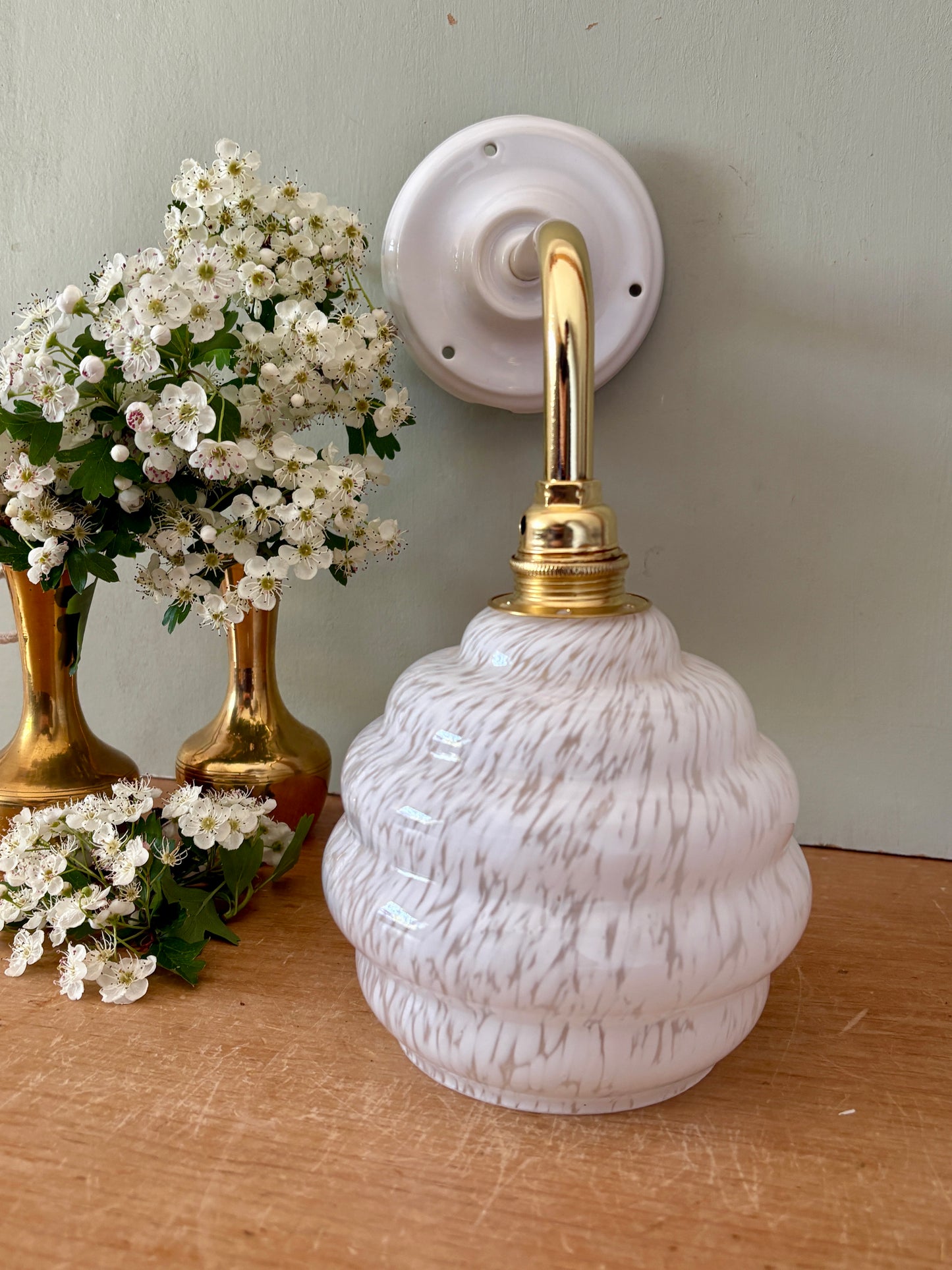 Applique globe  vintage en verre de clichy blanc