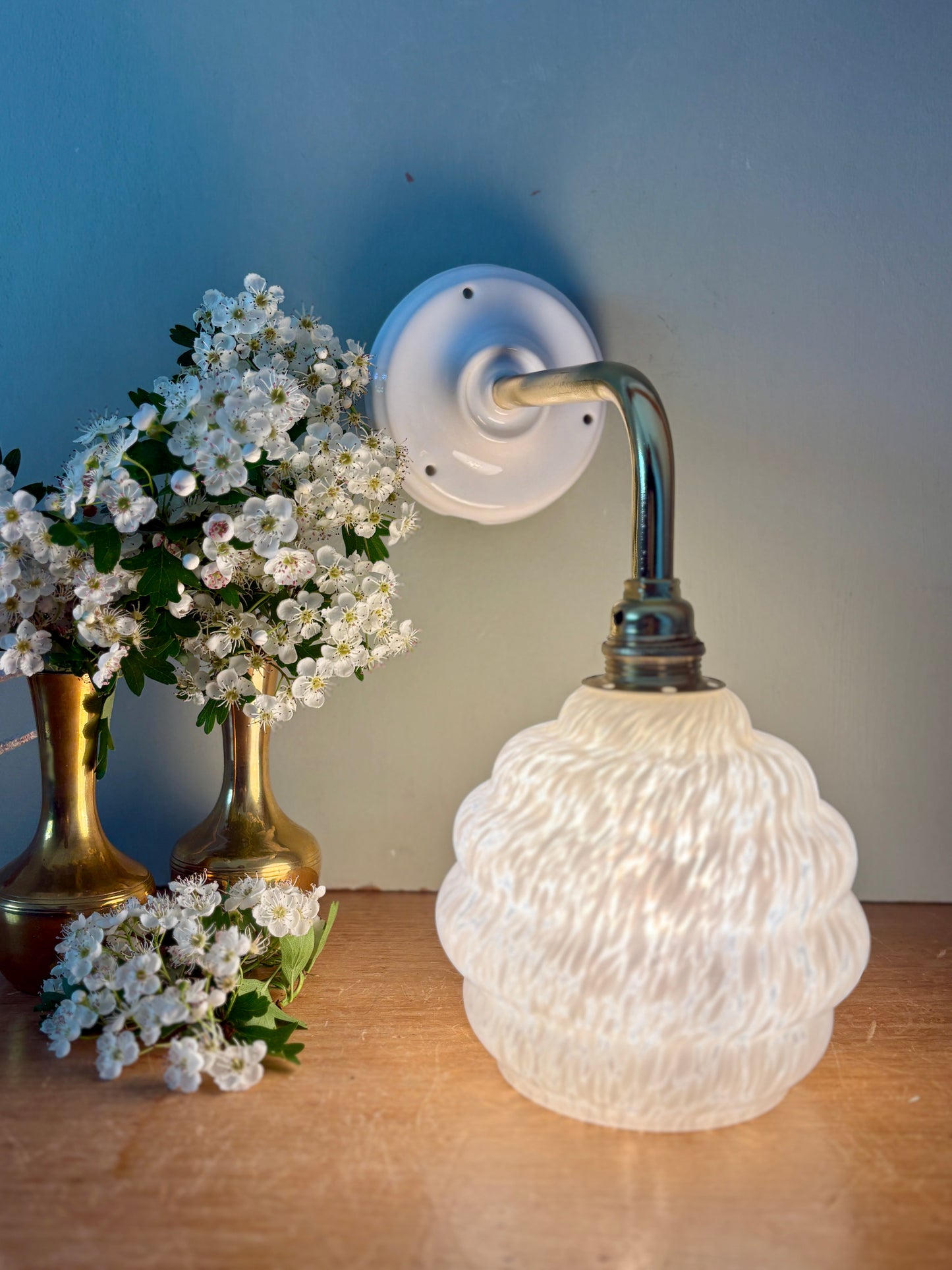 Applique globe  vintage en verre de clichy blanc