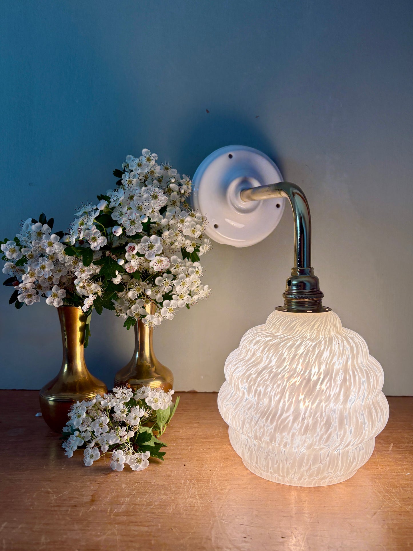 Applique globe  vintage en verre de clichy blanc