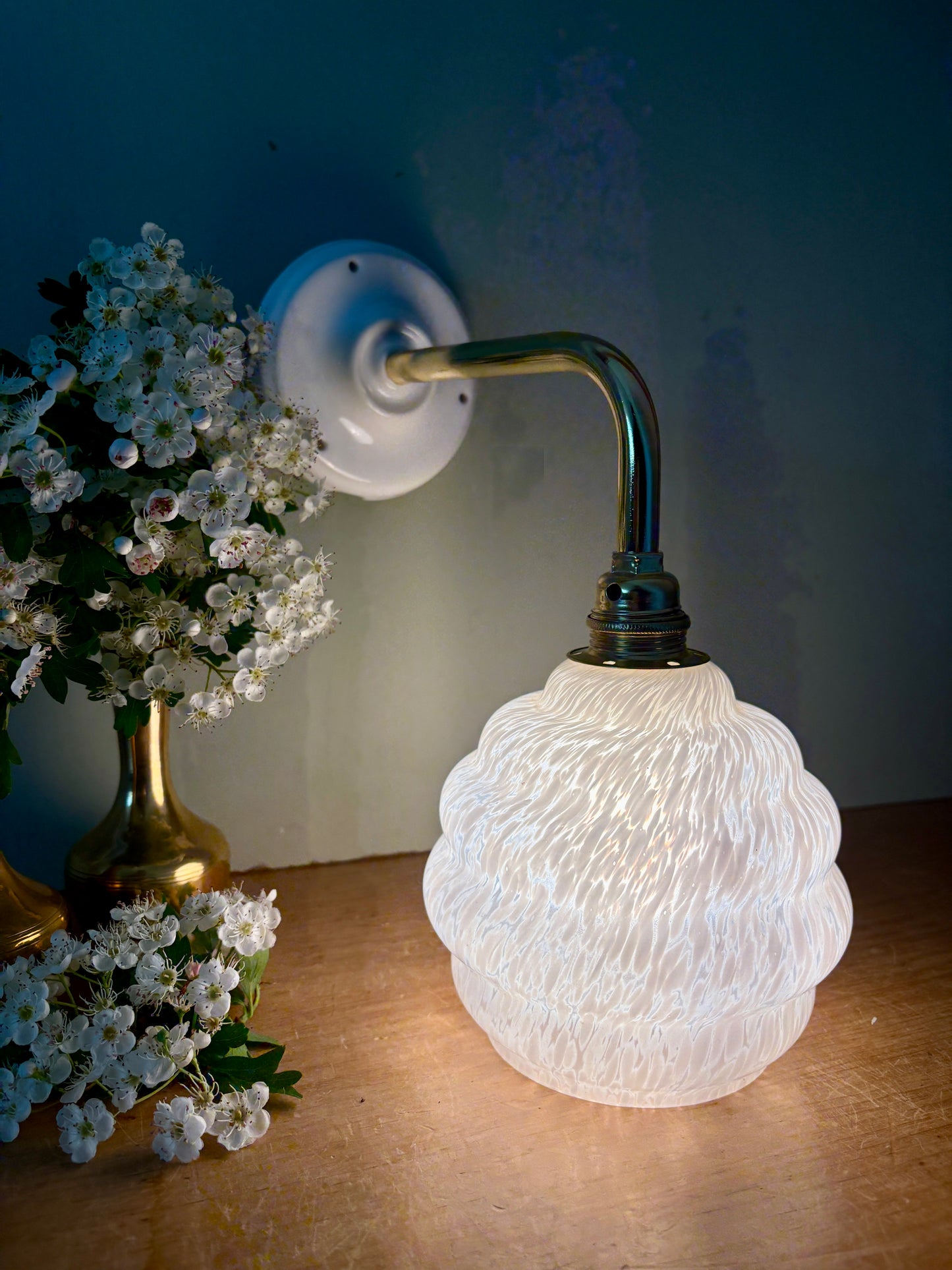 Applique globe  vintage en verre de clichy blanc