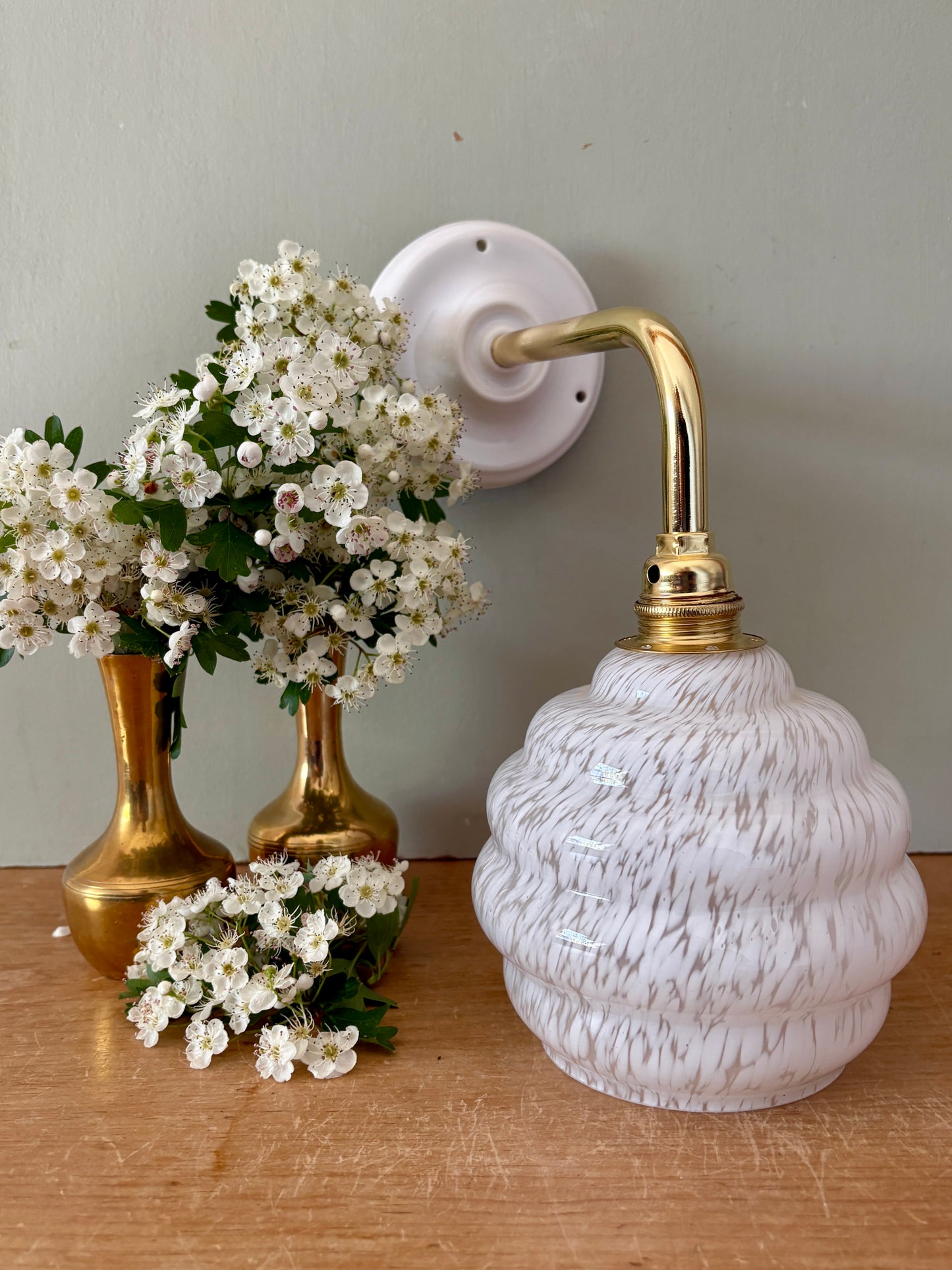 Applique globe  vintage en verre de clichy blanc