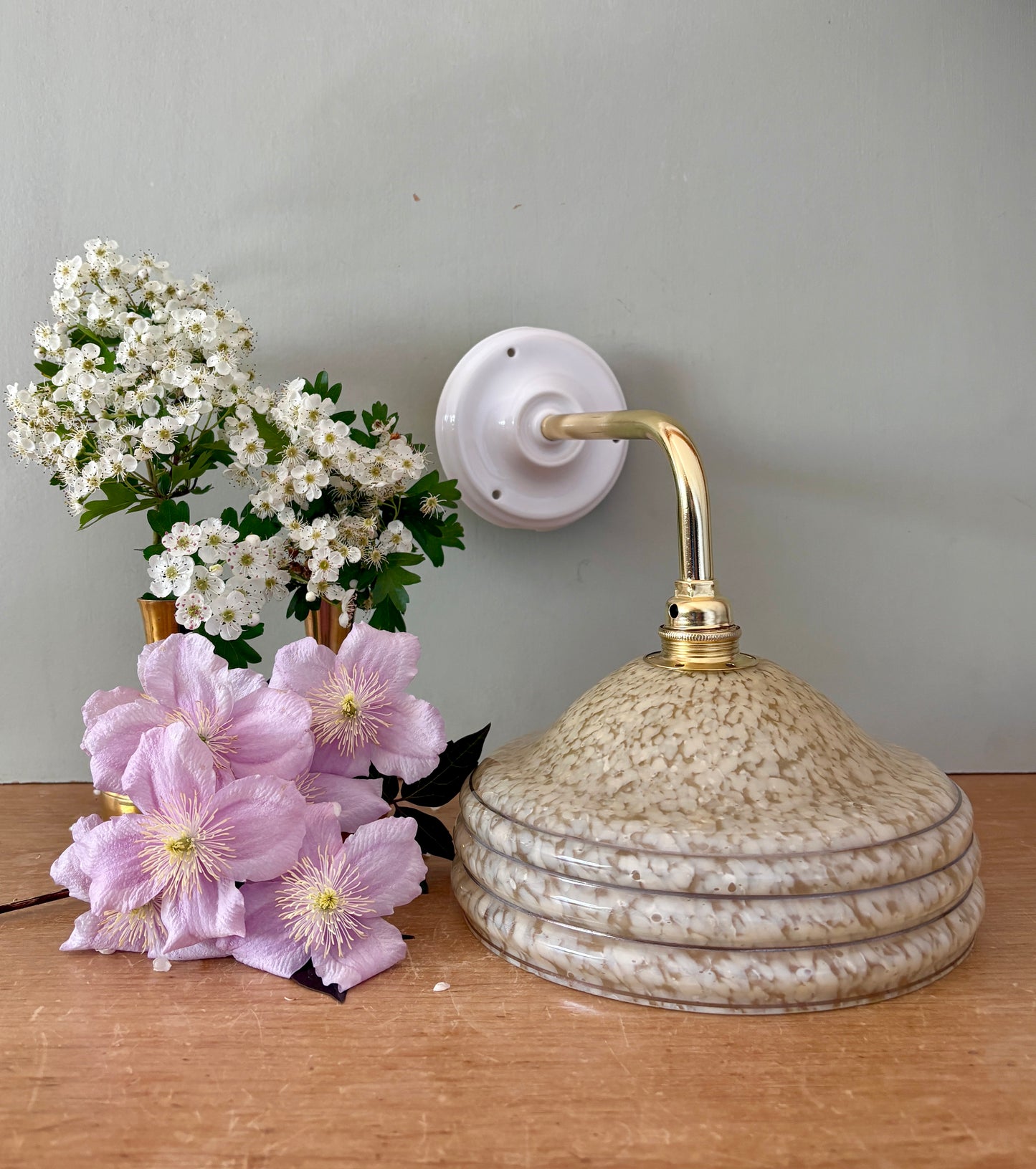 Applique coudée abat-jour vintage en verre de Clichy jaune et liserés argentés