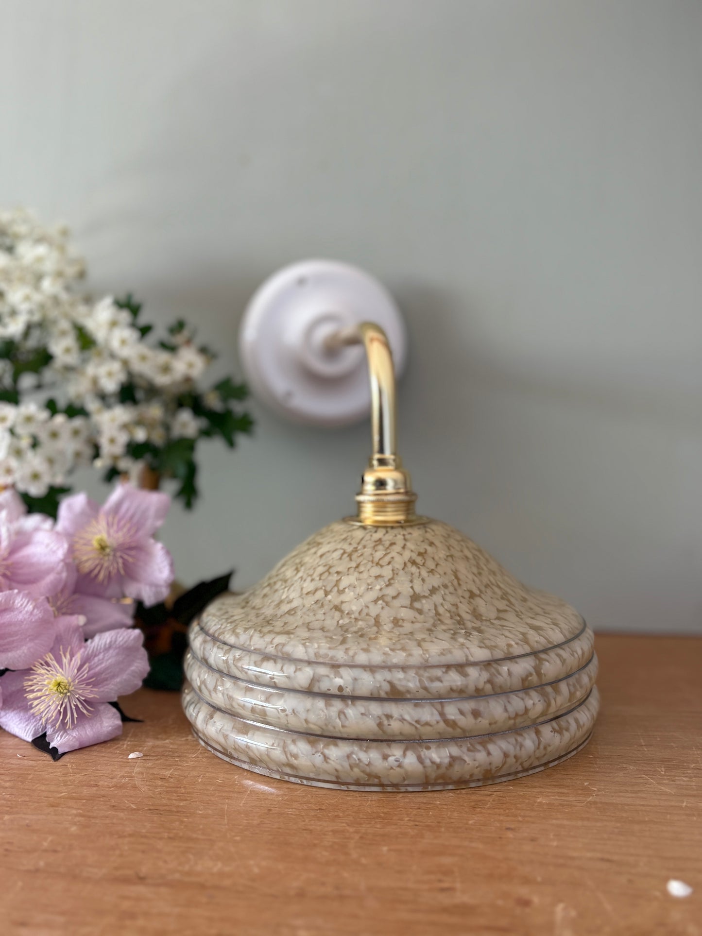 Applique coudée abat-jour vintage en verre de Clichy jaune et liserés argentés