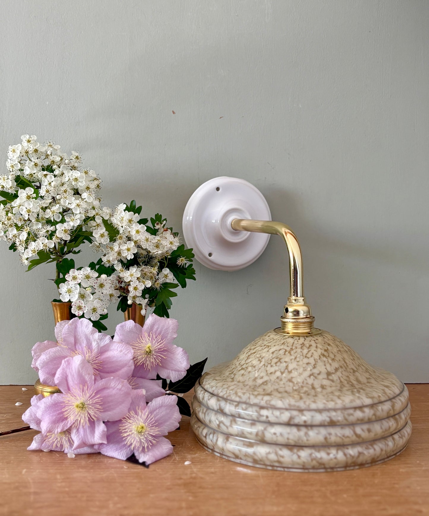 Applique coudée abat-jour vintage en verre de Clichy jaune et liserés argentés