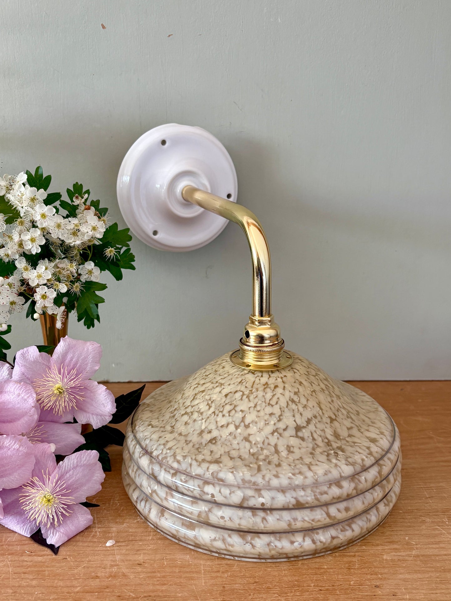 Applique coudée abat-jour vintage en verre de Clichy jaune et liserés argentés