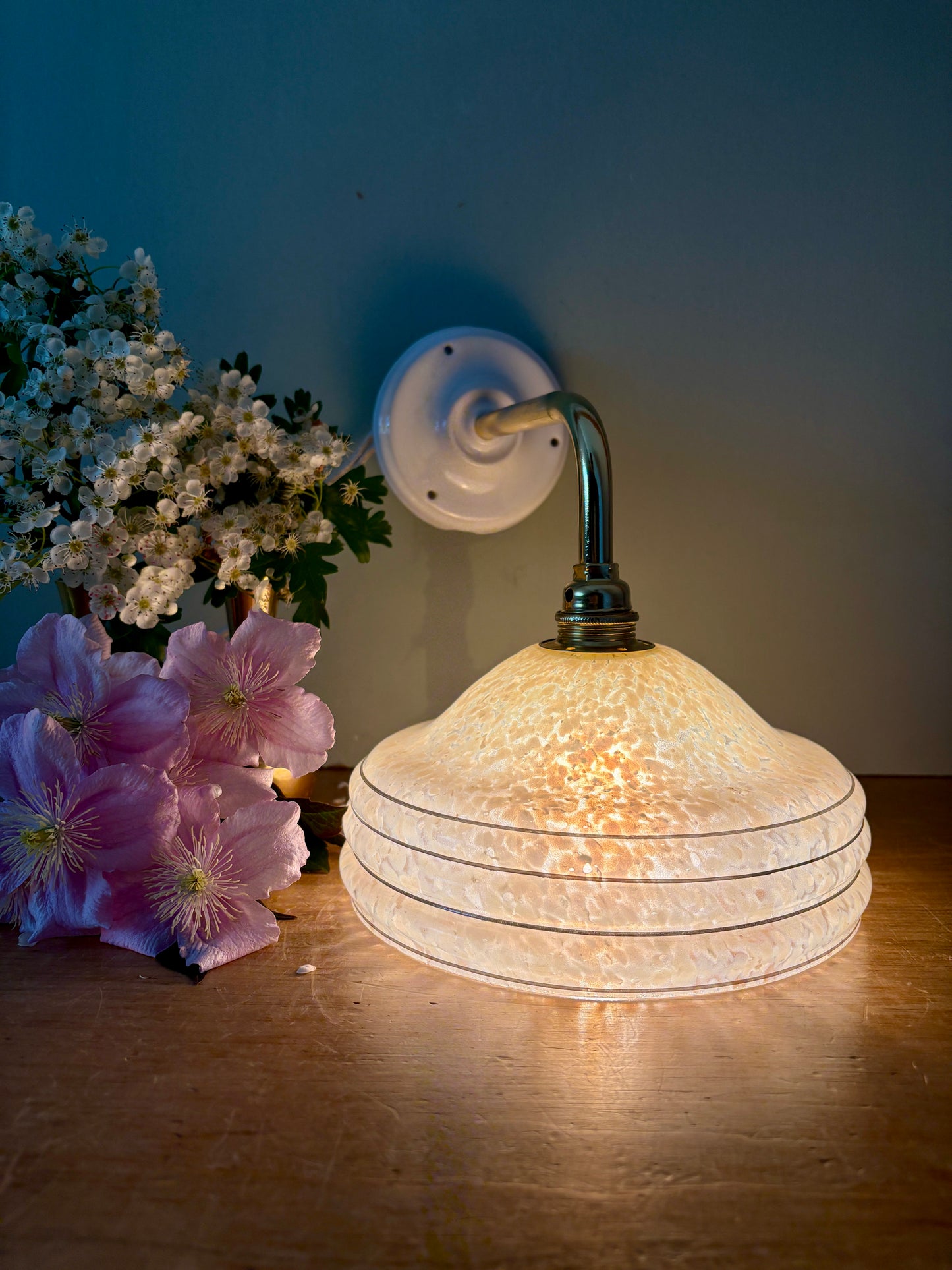 Applique coudée abat-jour vintage en verre de Clichy jaune et liserés argentés