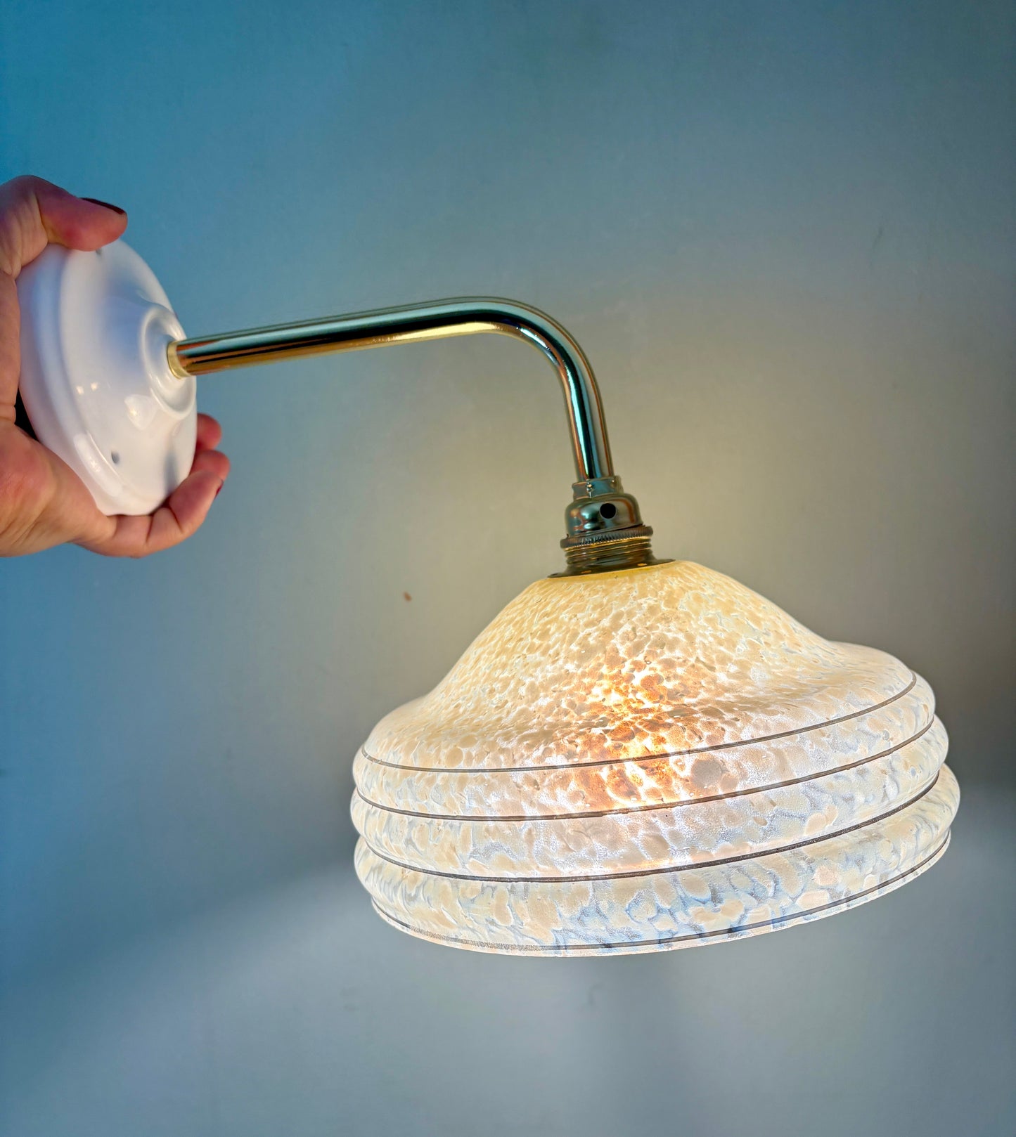 Applique coudée abat-jour vintage en verre de Clichy jaune et liserés argentés