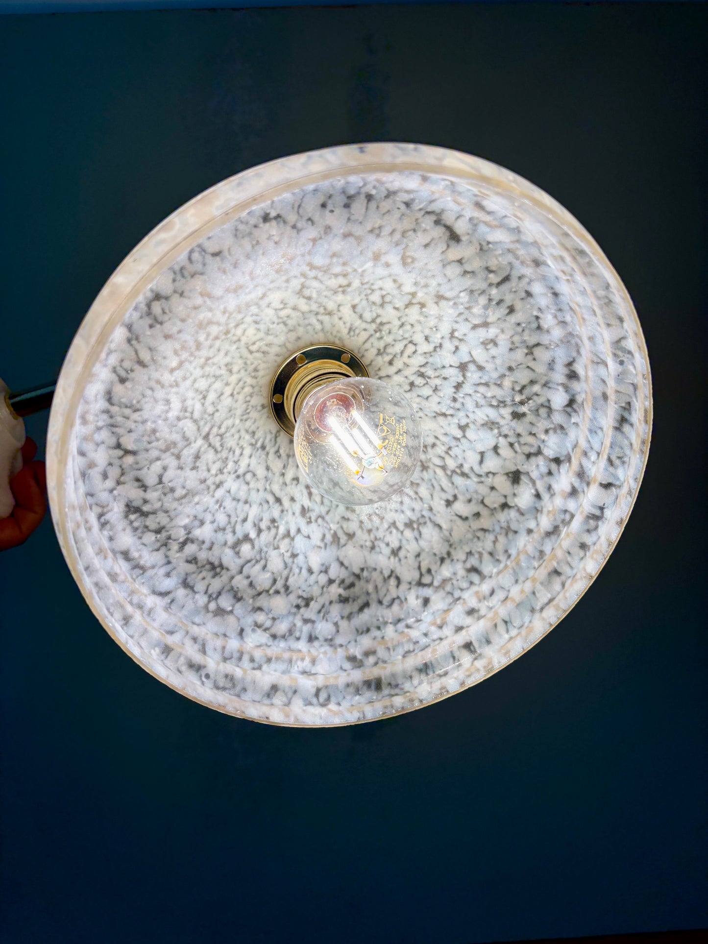 Applique coudée abat-jour vintage en verre de Clichy jaune et liserés argentés