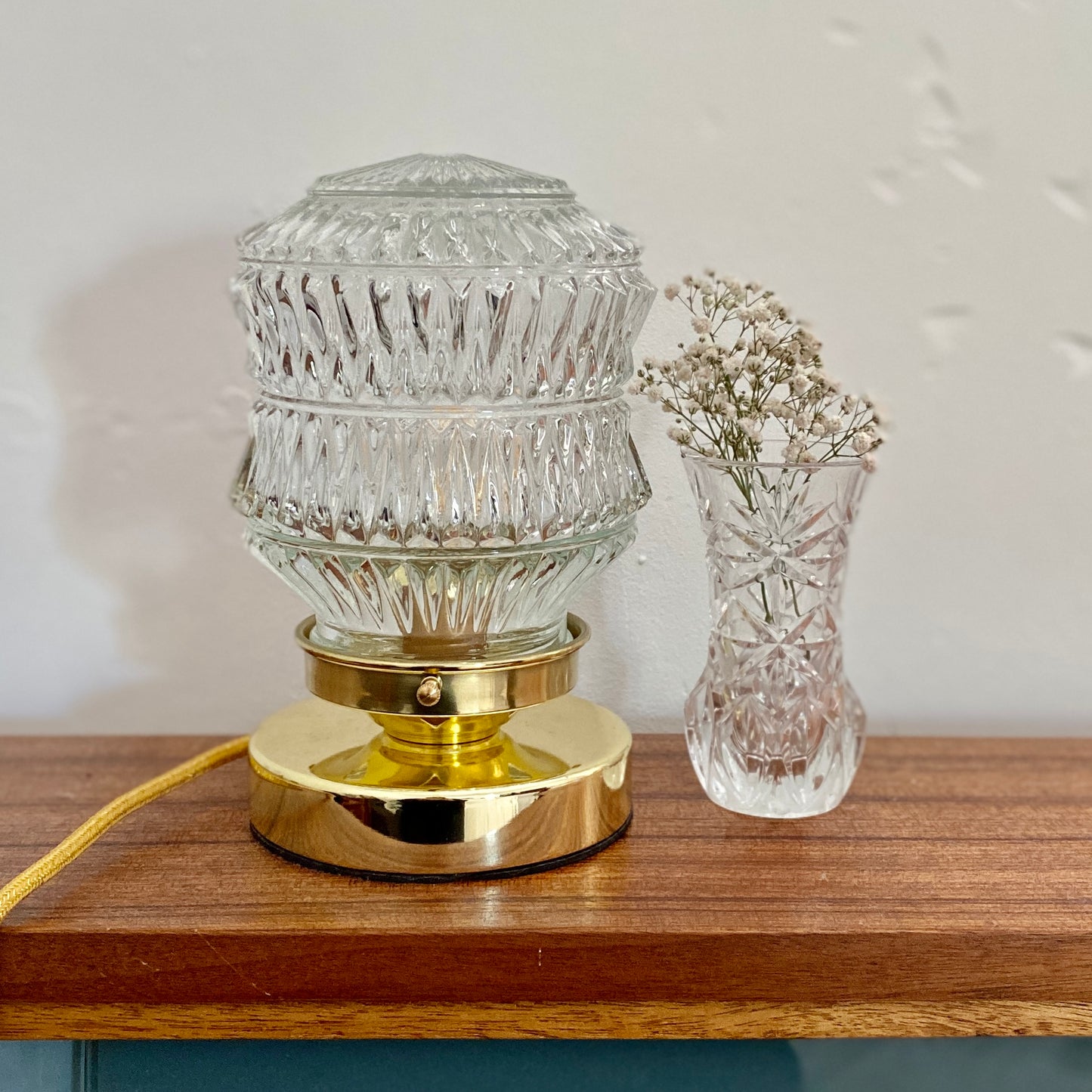 Lampe à poser globe vintage en verre moulé