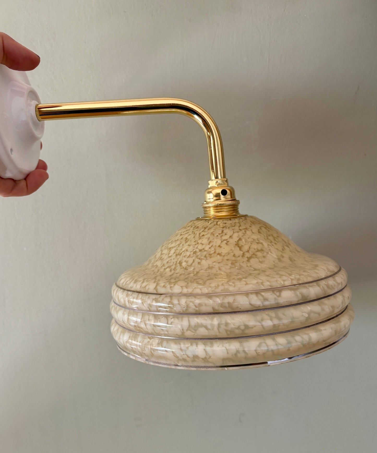 Applique coudée abat-jour vintage en verre de Clichy jaune et liserés argentés