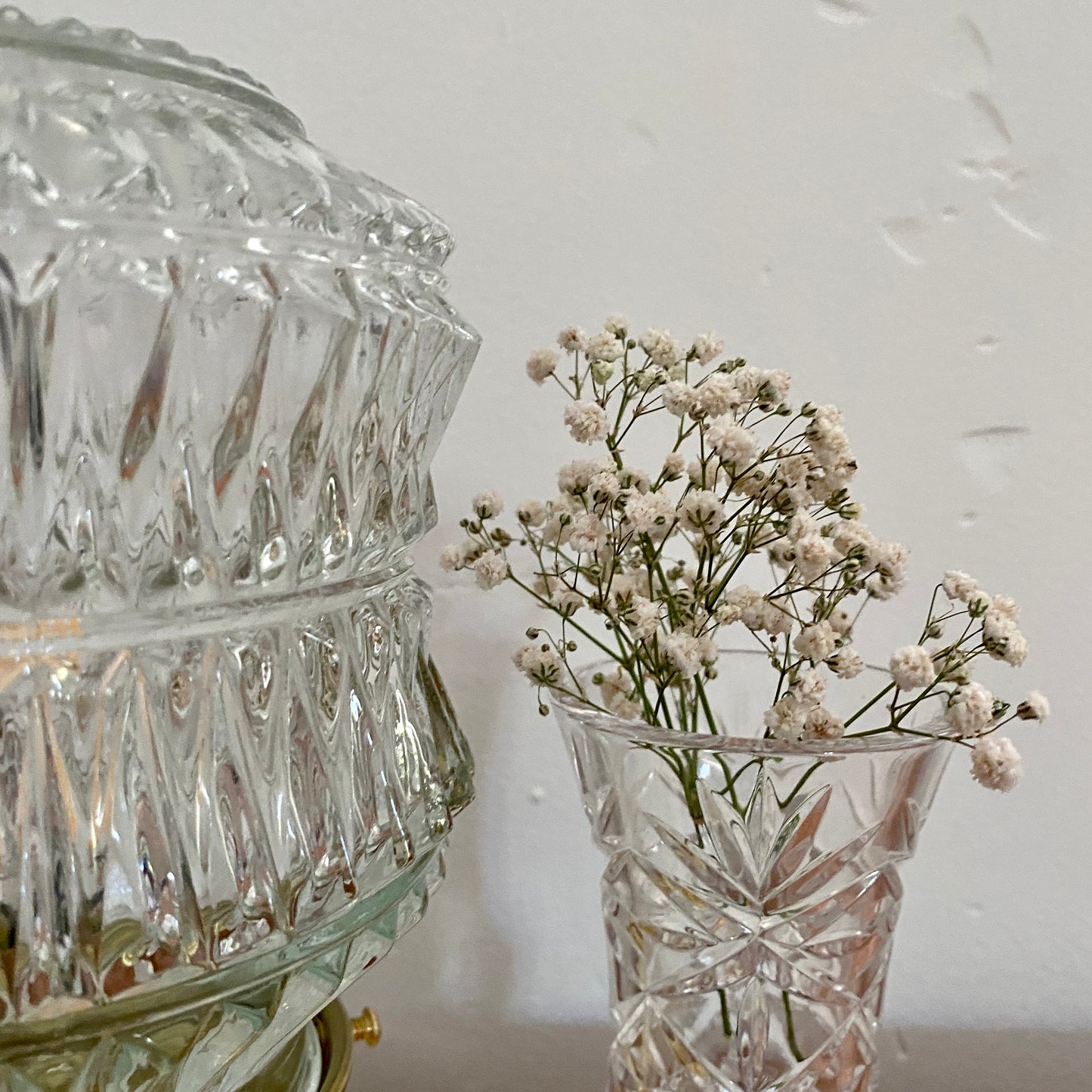 Lampe à poser globe vintage en verre moulé