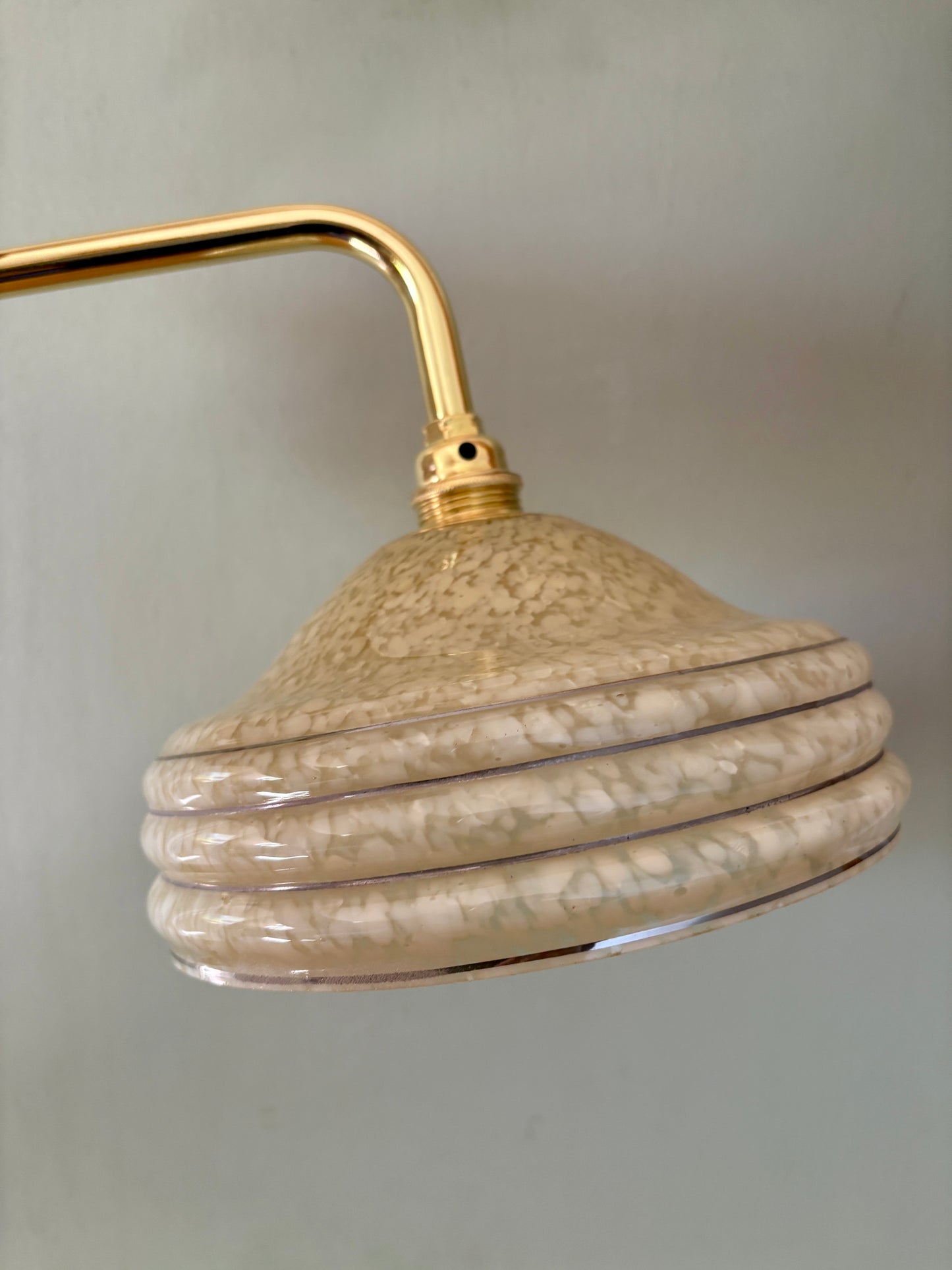 Applique coudée abat-jour vintage en verre de Clichy jaune et liserés argentés
