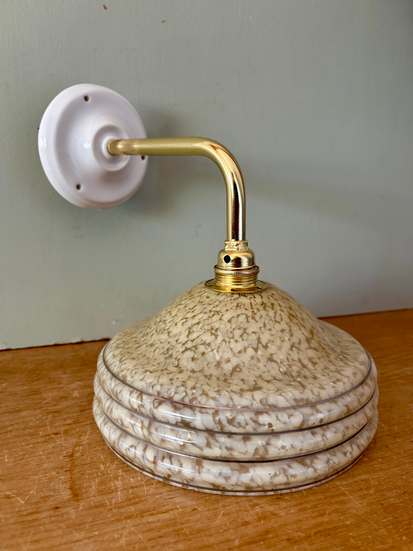 Applique coudée abat-jour vintage en verre de Clichy jaune et liserés argentés