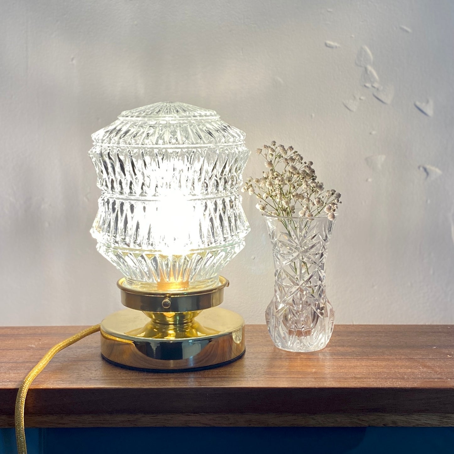 Lampe à poser globe vintage en verre moulé