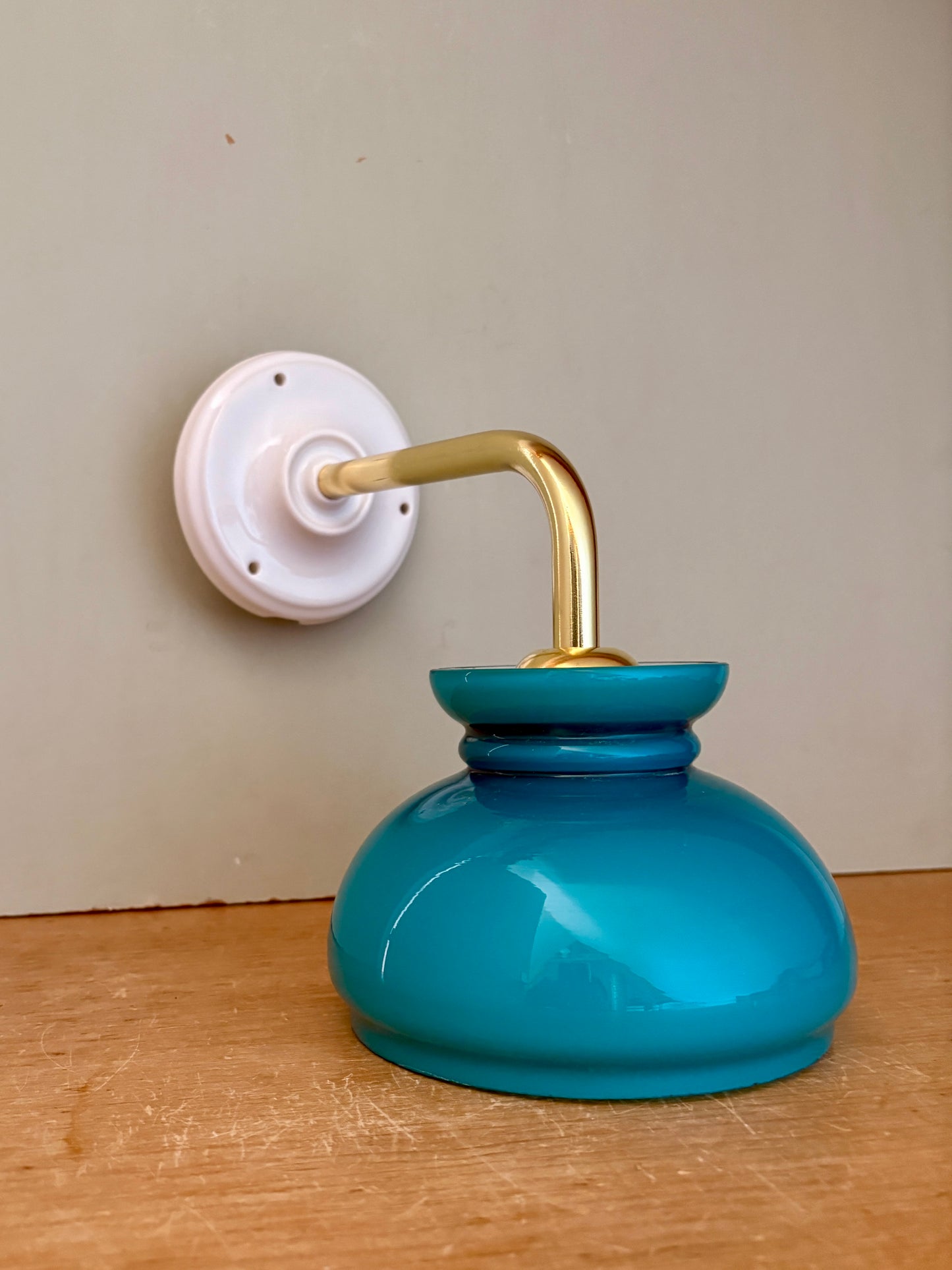 Applique coudée globe vintage en opaline bleue