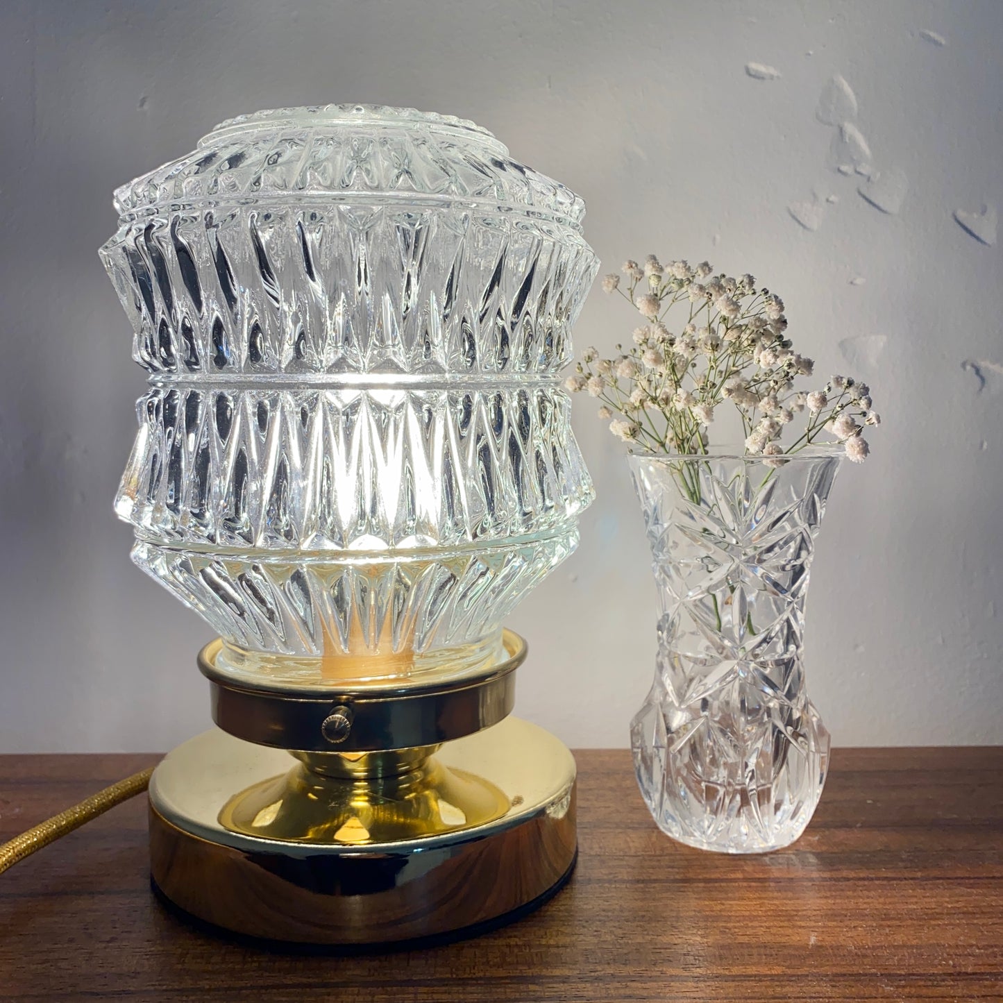 Lampe à poser globe vintage en verre moulé