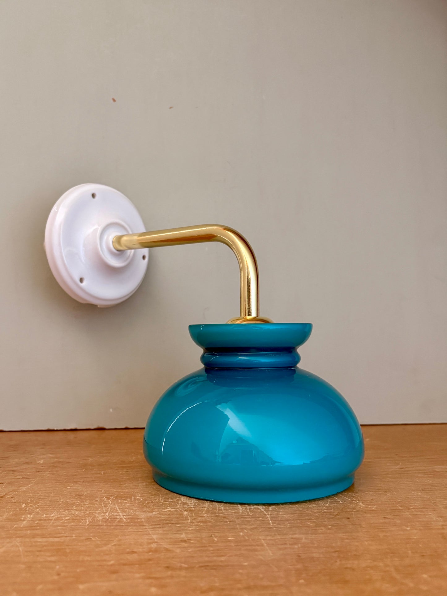 Applique coudée globe vintage en opaline bleue