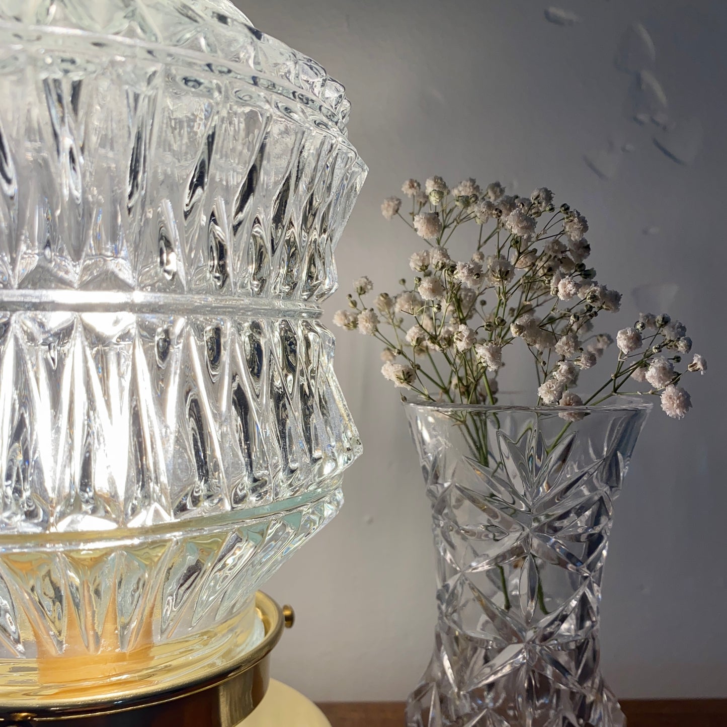 Lampe à poser globe vintage en verre moulé