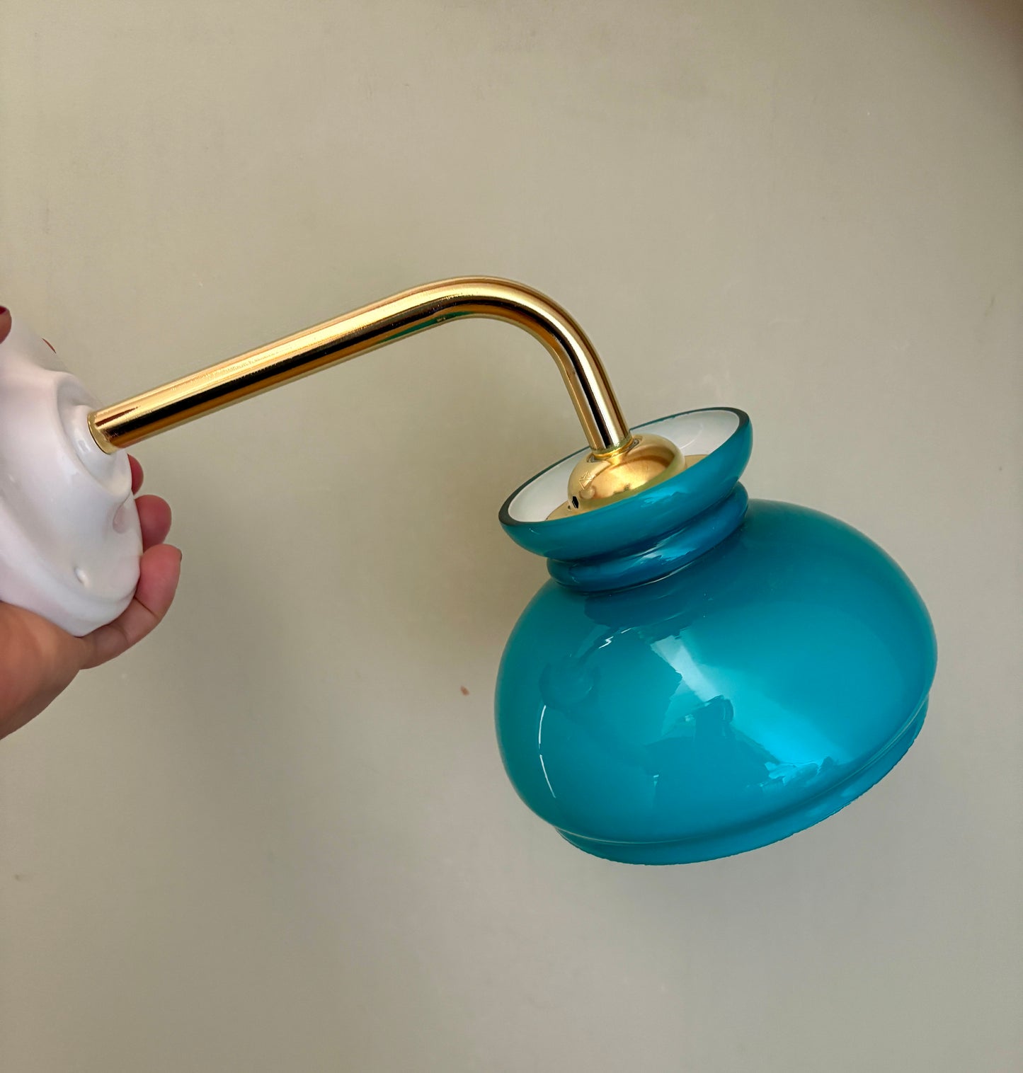 Applique coudée globe vintage en opaline bleue