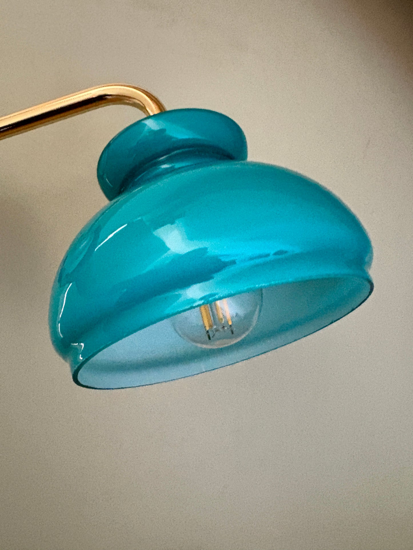 Applique coudée globe vintage en opaline bleue